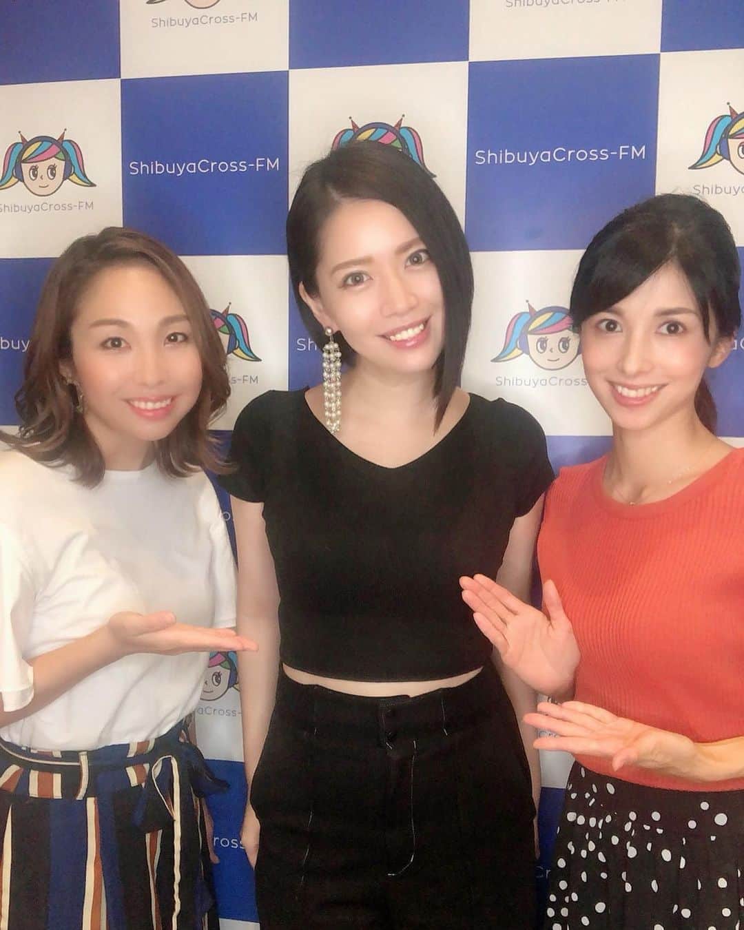 ERYさんのインスタグラム写真 - (ERYInstagram)「久々の渋谷クロスFM！ありがとうございました！！ MCの桜井奈々さんと安藤実紗さん、お二人とも本当に素敵で話も盛り上がりすぎました。 奈々さんにお会いするのは久々、実紗さんははじめましてだったのですが、一瞬で打ち解けて時間が足りなかったです。笑 ゲスト側の席は初めてで新鮮でした！ 3枚目は、控え室に以前はなかった自撮り用ライトが設置されていてめちゃくちゃ盛れるとの事だったので撮ってみたものです。 確かにめちゃくちゃ盛れましたが、服についているゴミまで丸見えになっておりました。笑 #渋谷女子企画 #渋谷クロスFM #安藤実紗 さん #桜井奈々 さん #ERY #自撮りライト #服のゴミ」8月22日 19時09分 - bass_ery