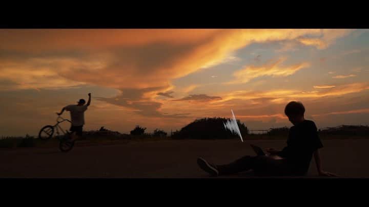 DJ U-ICHIのインスタグラム：「夏の夕暮れと共にどうぞ！ Thanks @yuyamamotobmx  @yuta_photo_0823   プロフィールからも見れます。 @djuichi_official   【ボカロに挑戦】香水/瑛人（ボーカロイドRemix）/ DJ U-ICHI  https://youtu.be/NyBVtVvDN58   #ボカロ #ボーカロイド #ボカロp #香水 #夕日 #bmx #bmxstreet  #fourthirty_official」