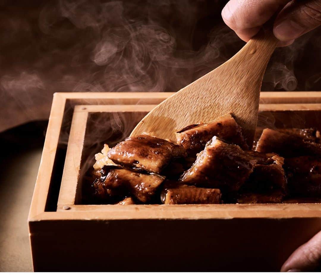 のインスタグラム：「残暑で参っている時にぜひご賞味いただきたいのが”うなぎ”。日本料理「風花（かざはな）」では、期間限定で国産の鰻をお楽しみいただける「鰻のせいろ蒸し」ランチをご案内しています。  Tasting eel is a must during the Japanese summer when "unagi" is traditionally eaten to beat the summer heat! At our Japanese dining "Kazahana", we are offering "Steamed Unagi" during lunch for a limited time only (until August 31st).  Share your own images with us by tagging @conrad_tokyo ————————————————————— #コンラッド東京 #コンラッド #ホテル #汐留 #東京 #客室 #部屋 #新橋 #銀座 #風花 #うなぎ #ConradTokyo #StayInspired #Conrad #Tokyo #suite #Shiodome #Shimbashi #eel #japanesecuisine #tokyorestaurant」
