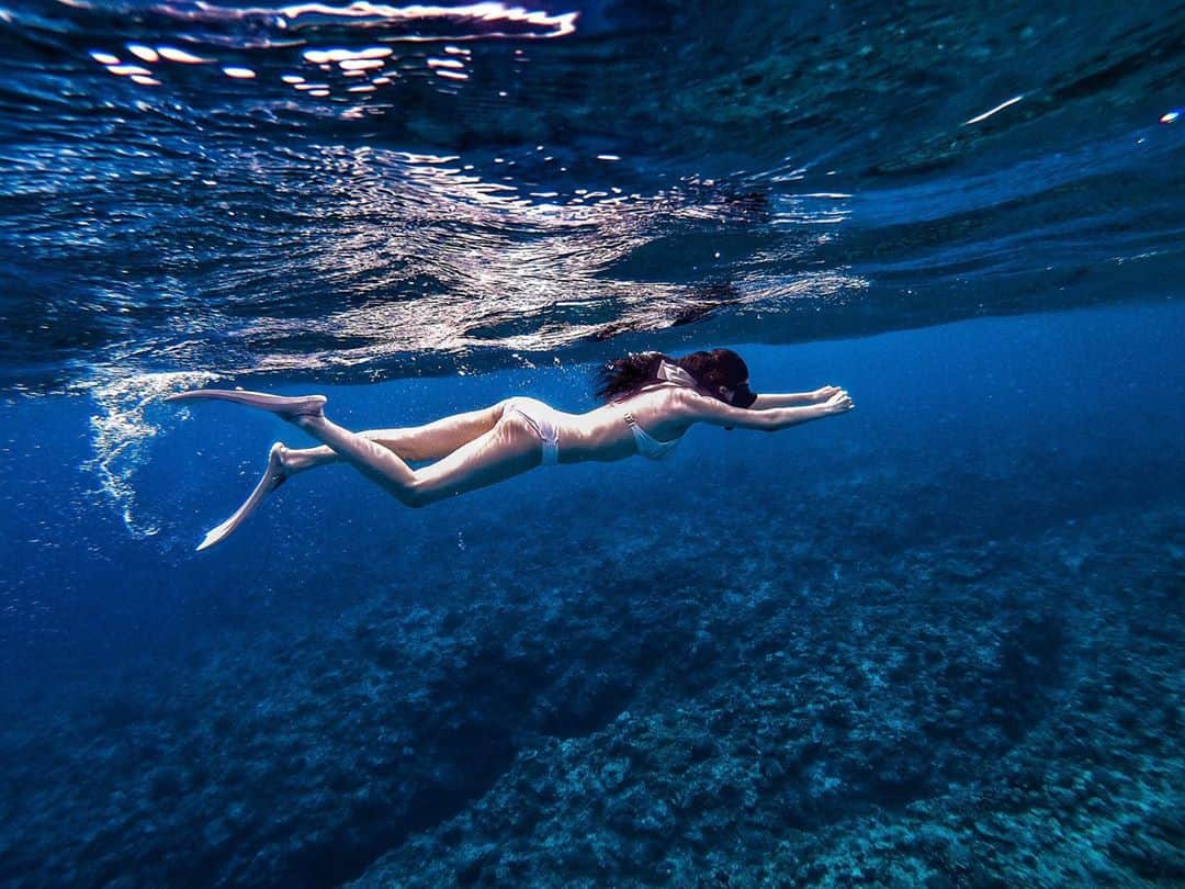 Chiharuのインスタグラム：「❤︎ 沖縄本島の海、最高に透き通ってて綺麗だった🥺💞 . 船の近くで浅いところかつ、スタッフさんが見てるところであればライフジャケットなしで泳いでよかったよ🤿 ❤︎ #沖縄　#シュノーケリング　#goproのある生活 #ビキニ #水着 #タビジョ #旅行 #旅行女子 #旅女子 #旅女 #旅行好きな人と繋がりたい #旅好きな人と繋がりたい #卒業旅行 #trip #travel #traveling #travelphotograpy #travelgram #instatravel #photogenic #okinawa #naha #sea #bikini #holiday #vacation #gopro #goprohero8 #goproのある生活 #gopro女子」