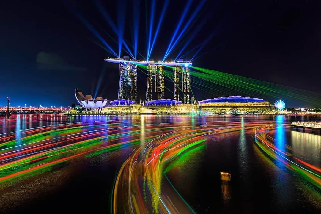 Canon Asiaのインスタグラム：「Capturing your city's vibrance at night takes a good tripod, a slow shutter speed and waves of traffic to achieve the light trails against the dark sky. This composite shot by leobunggo on My Canon Story brings out the contrast of the Singapore skyline wonderfully. ⁣ .⁣ 📷 Image by leobunggo on My Canon Story using the Canon EOS 5D Mark III • EF16-35mm f/2.8L II USM • f/11 • ISO 100 • 13s • 27mm⁣ .⁣ Want your photos to be featured too? Tag them with #canonasia or submit them on My Canon Story, link in bio!⁣ .⁣ #canonasia #photography #explore #nightscape #colours #canon #nightphotography #lens #inspiration #shutterspeed #lights #trailing #streetphotography」
