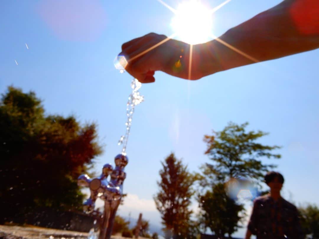 岡田鷹斗のインスタグラム：「夏休み  自由研究「自然と戯れる」 ・ ・ ・ 暑い日差しに冷たい川の水、 無邪気にはしゃぐはあの頃と変わらず今も少年だ。  #nicon #camera #coolpix  #風景 #公園　 #懐かしさ　 #日差し　#夏　#鳥 #光　#影　#カメラ　#📸」