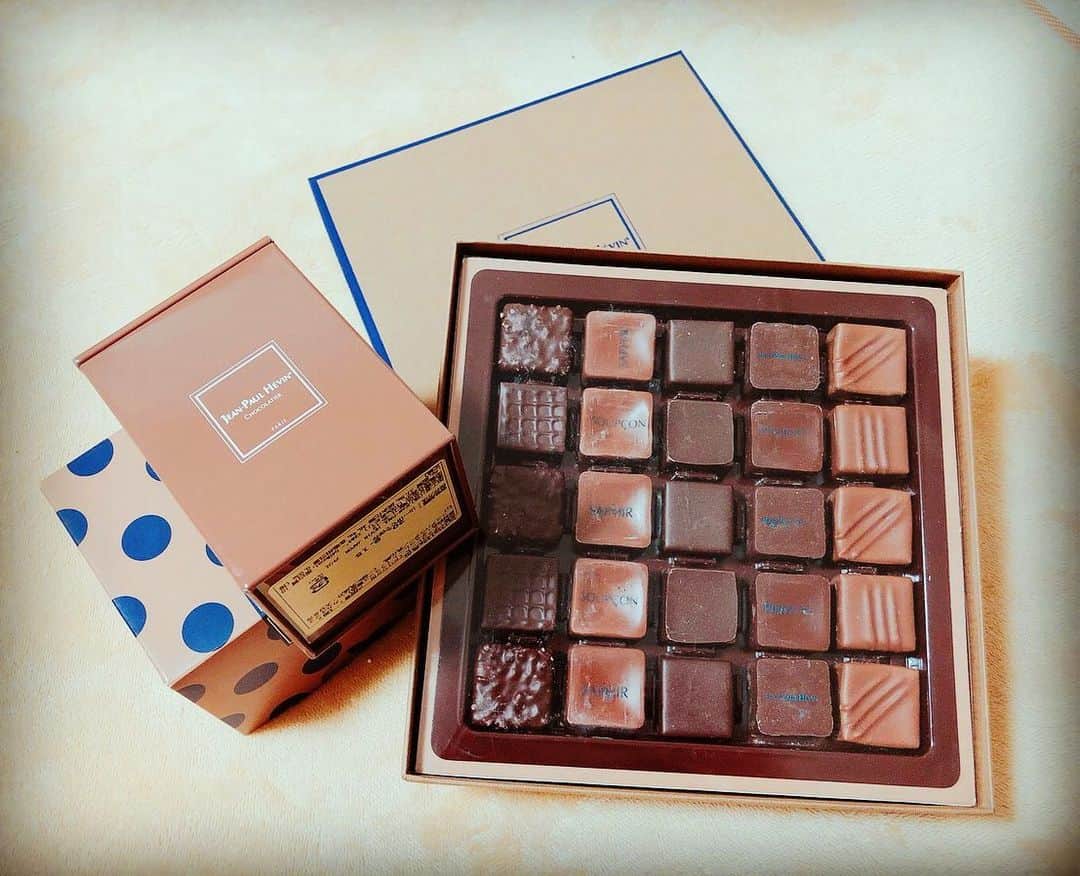 八乃つばさのインスタグラム：「お盆明けに届いた差入れ達💕 胃袋幸せみんなありがと嬉しい🐥❤️  #チョコ大好き #おかし大好き #フルーツ大好き #食べるの好き」