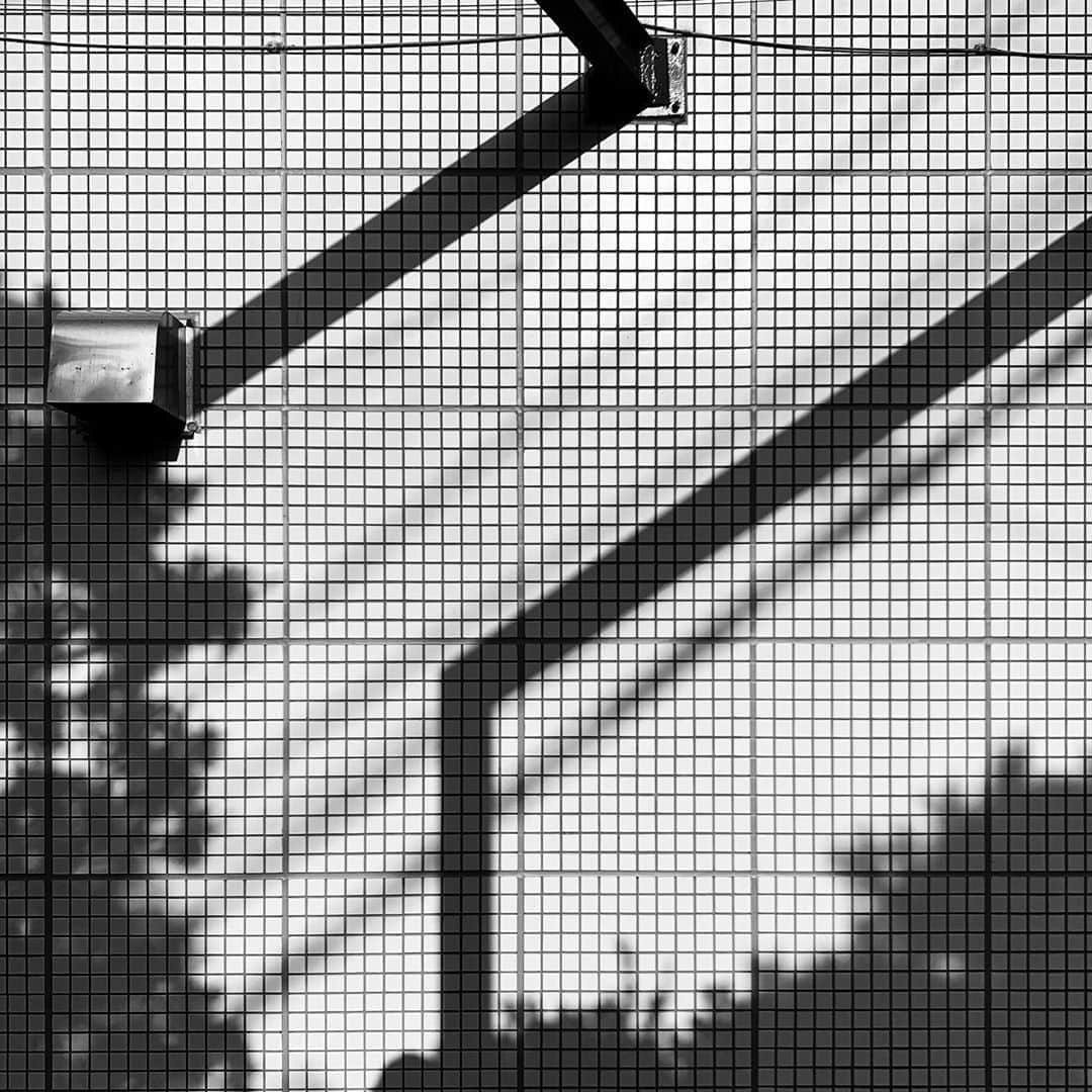 naotakeのインスタグラム：「壁 - A wall / iPhone XR & Snapseed, 20200823 . . 台湾風かき氷は、フワフワしていて美味しかった。 . . #spicollective #royalsnappingartists #infamous_family #rsa_main #infinity_photo_cult #2_fineart #jp_gallery_member #jp_gallery_bnw #trb_bnw #wp_bnw  #bnw_life #bnwlife_member #bnw_life_shots #bnw_captures #world_bnw #top_bnw #team_jp_ #team_jp_モノクロ #ig_energy_bw #ig_nihon #streetphotographybnw #igersjp #blackandwhite #bnw #bnwphoto #monochrome #bw #bnwphotography #ShotOniPhone #shotoniphoneXR」