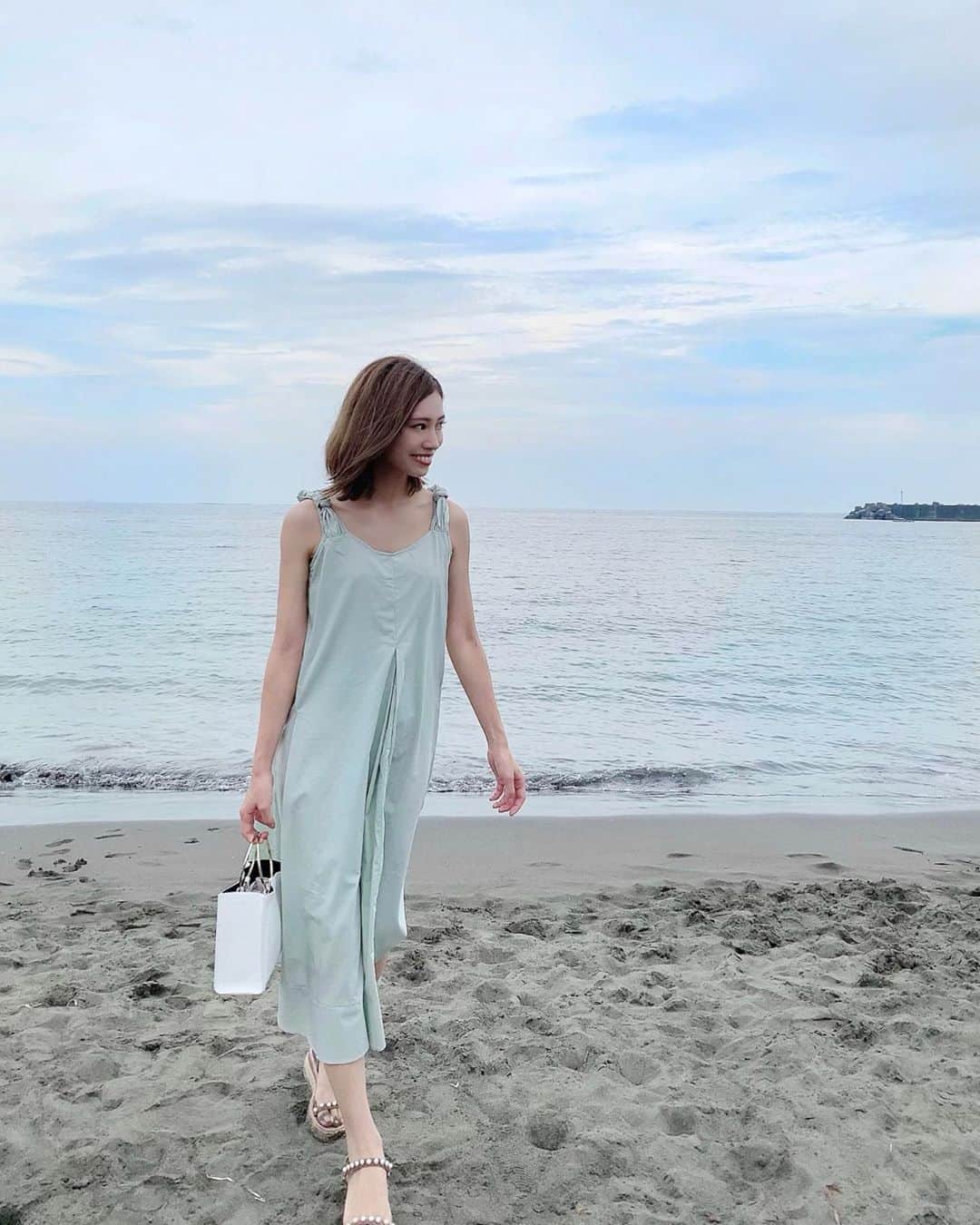 石黒美帆のインスタグラム：「*﻿ 🌴﻿ dress#iream﻿ bag#TheVirgnia﻿ sandal#tsurubymarikooikawa  ﻿ ﻿ ミントグリーンと肩の結び目が可愛い﻿ @iream_official のワンピース🤍﻿ ﻿ ﻿ アカウントのフォロー&いいねでお洋服プレゼントのキャンペーンをしているそうなので、チェックしてみてね🧚🏻‍♀️﻿ ﻿ ﻿ ﻿ #fashion#fashionstyle#fashiongram#instafashion#outfit#ootd#dailylook#pr#패션#오오티디#ファッション#コーデ#ツルバイマリコオイカワ#夏服#夏コーデ#リゾートコーデ#韓国ファッション#ミントグリーン#海」