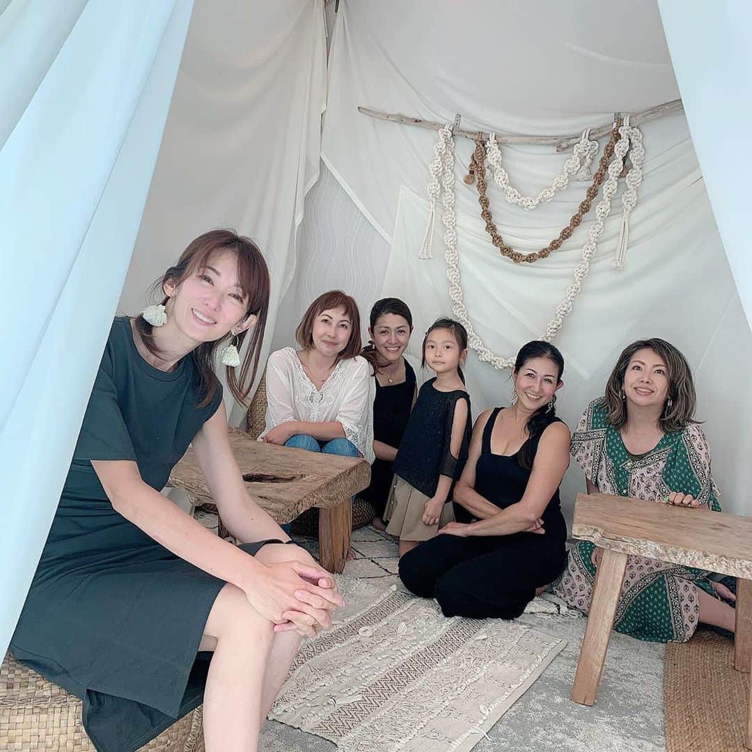 のインスタグラム：「・ ・ 話題の尽きない時間 美容の事、健康のこと　、、、最後には政治の事まで😆 ・ どんな事も話して学んで　笑い合える😊 幸せな仲間達です🧡 ・ ・ うみのホテルの居心地のよい空間ですっかりリラックスでした。 ・ #友人に感謝 #楽しい時間 #hayama #うみのある暮らし」