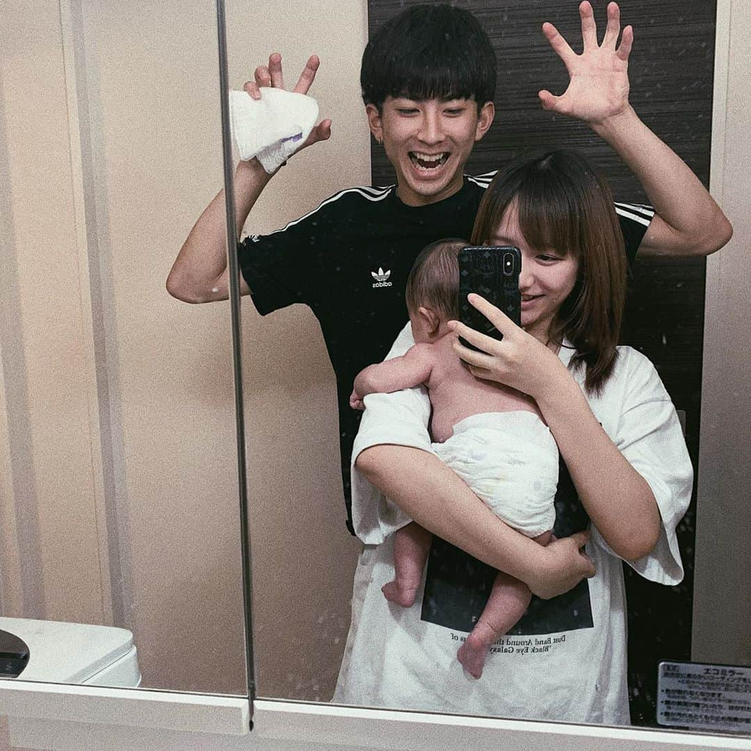 まやりんさんのインスタグラム写真 - (まやりんInstagram)「べびちゃんお風呂入れる前🛁🤍  しゅんくんのポーズだけはまじで謎」8月22日 19時29分 - mayaaa_124