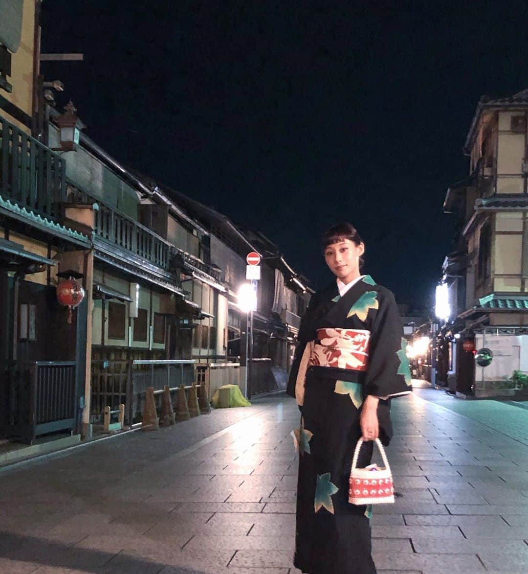 マドモアゼル・ユリアのインスタグラム：「誕生日に頂いたアンティークの絽の着物と紗の帯。この帯はビロードが折り込まれているんです😳 夏の着物は涼しく着れるように紐を減らしたり、伊達締めを省いたり、見えない所で色々工夫した方が長時間着られますよね☺️ UPできていなかった織楽浅野さんにお邪魔した時の模様をお伝えします😊 沢山の資料や古裂を見せて頂きました！資料の膨大さに圧倒されました！伝統的なモチーフも織楽浅野さんの手に掛かると上品で現代的な印象😳✨ 一つ持っていると色んなシーンで役立ってくれる帯いいなぁ🥺 @shokurakuasano  #京都 #織楽浅野 #kyoto #アンティーク着物」