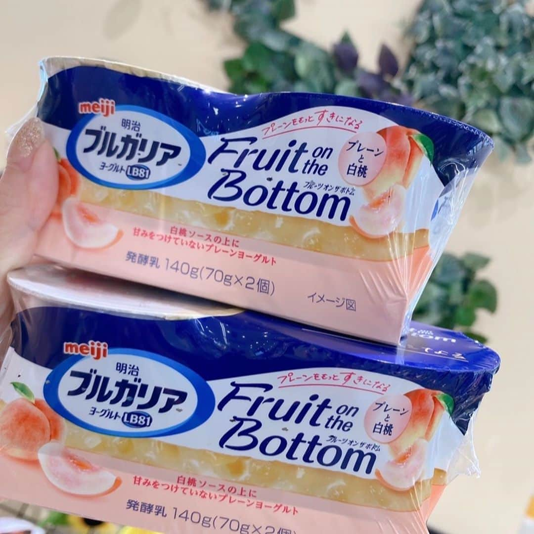 にゃんさんゴルフさんのインスタグラム写真 - (にゃんさんゴルフInstagram)「「明治ブルガリアヨーグルト LB81 Fruit on the Bottom」を東急ストアで購入💕🍑 プレーンと白桃味^_^  ヨーグルトは毎朝食べるのが日課です🙆‍♀️ 腸にも良いしお通じにも良いです🙆‍♀️ 乳酸菌大事！  プレーンヨーグルトの底に桃ソースが入っています🍑 冷蔵、冷凍でそれぞれ食べました⭐️ なめらかだけど程よい硬さもあります^_^ すっきり爽やかなナチュラルヨーグルト💕  フルーツオンザボトムとは、プレーンヨーグルトの下にフルーツやジャムを敷いて二層にした食べ方です！🙆‍♀️  そして凍らしてフルーツオンザボトムアイスを作ってみた！作り方は簡単！🙆‍♀️ フォークを真ん中に刺して冷凍庫で凍らせただけだよ🤣👍 デザートアイスって感じで美味しかったー！^_^  #ヨーグルト#簡単おやつ#おやつ時間#夏スイーツ #フルーツヨーグルト#フルーツオンザボトム #フルーツオンザボトムアイス#ヨーグルト大好き#乳製品#デザート#アイス#リラックマ#東急ストア#dessert#ice#Rilakkuma#PR」8月22日 19時33分 - miiiii0228