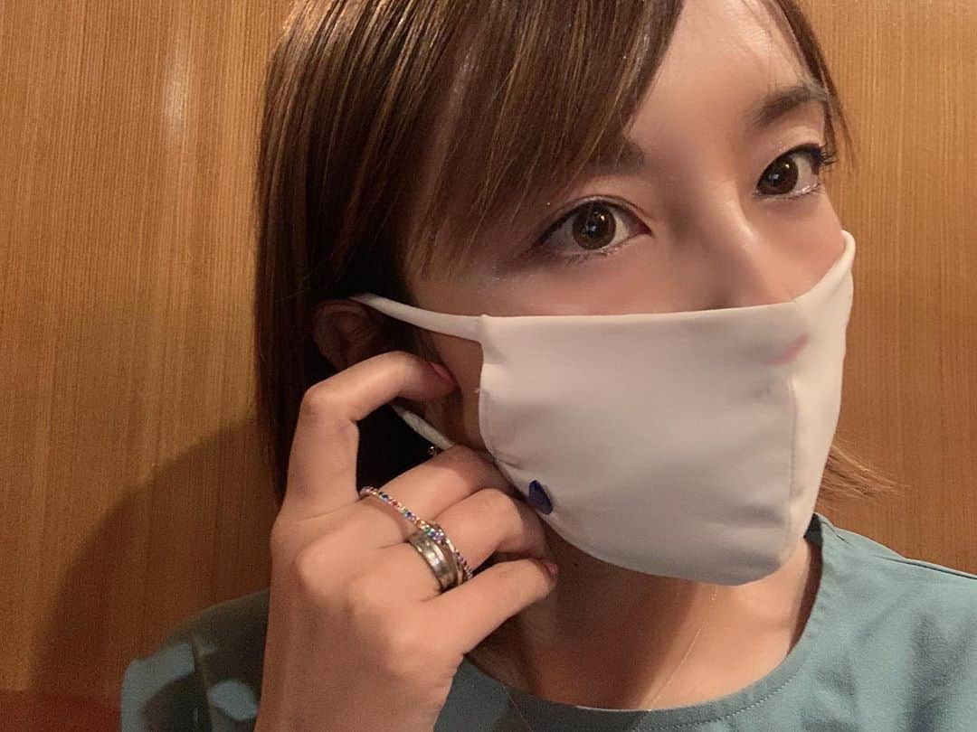 のインスタグラム：「@atelier.reve   加奈ちゃん美人母姉妹による♡  デザインされた　#天然石 や #パール の　#アクセサリー が洗練されていて #ピアス　#ネックレス　なども上品で大好きな #アトリエレーヴ　から発売されている　#マスクチャーム  リバーシブルで使え 🤎や💀などデザインやカラーも沢山あり揃えたくなります♡ 発想がステキだ♡  #新宿　#京王百貨店　を始め #柏 #髙島屋  #大丸東京 などでもお取り扱いあるかと！  #マスク　に飾りを！ #mask にアクセントを🥰  #紙マスク　#布マスク　でも！！ 個性光り、気分が上がる　#ジュエリーマスク へ👌 #maskcharm #jewelrymask」