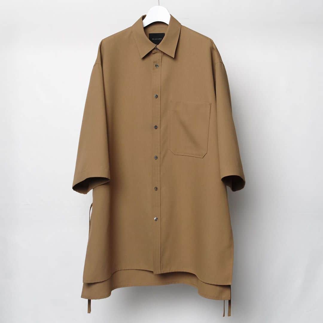 ウィザードのインスタグラム：「2020 AW COLLECTION の完売商品 2アイテムを期間限定でOFFICIAL WEB STORE にて以下の日程で再先行受注会を開催中です。 再生産の為、数量限定となります。  8/18~ 8/31   WIZZARD OFFICIAL WEB STORE   https://wizzard.stores.jp/  #wizzard_fac  #wizzard  #fashion  #tokyofashion  #streetfashion  #fashionphoto #designersbrand  #domesticbrand  #mensfashion #2020aw  #メンズファッション #ファッションブランド #ウィザード #オーバーサイズ  #オーバーサイズシャツ」