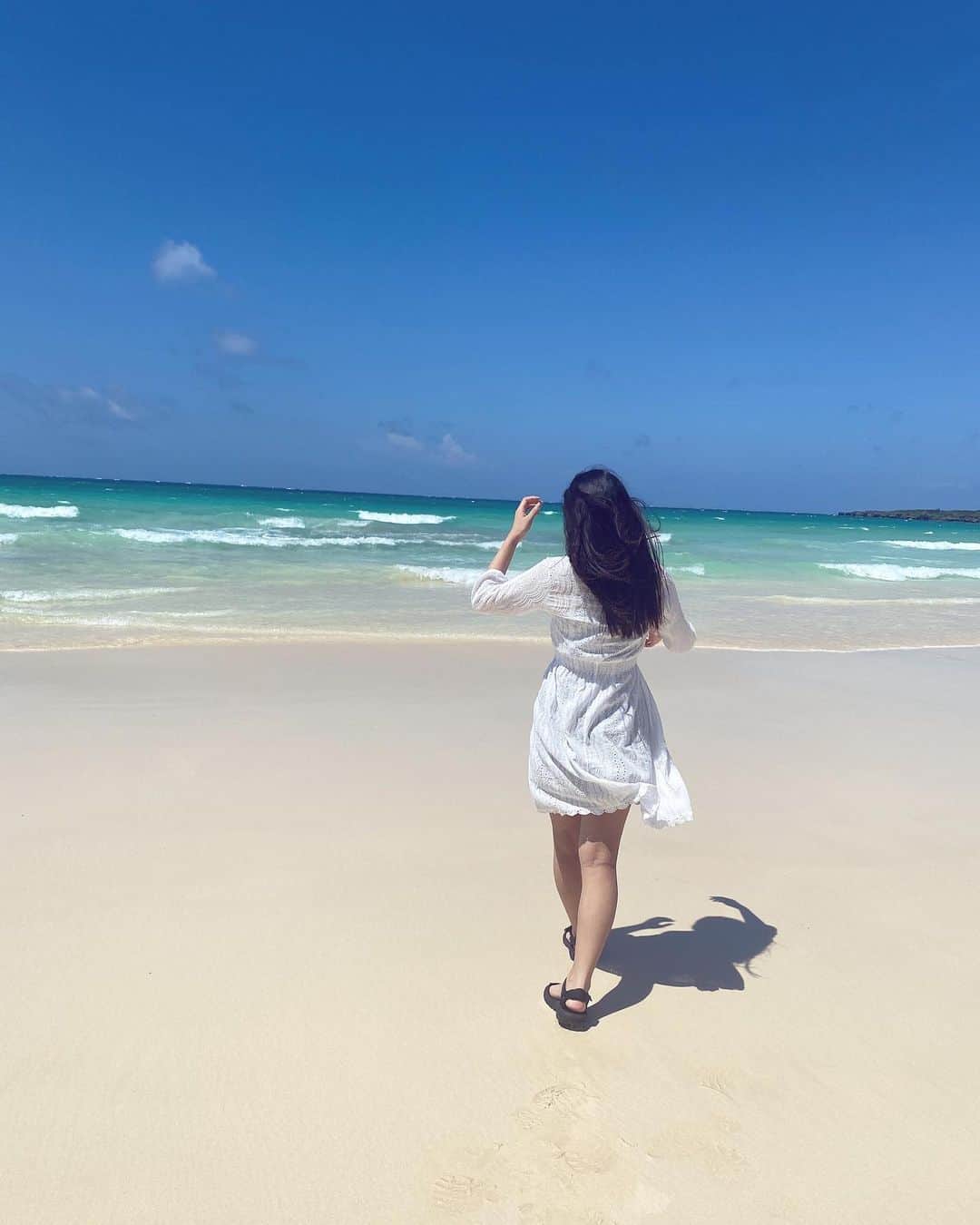 川平聖さんのインスタグラム写真 - (川平聖Instagram)「海と後ろ姿 🌊 ・ ・ ・ #海 #空 #ひじリゾート #青！ #風 #が強い！ #後ろ姿 #渡口の浜 #太陽さんさん #だ」8月22日 19時40分 - hijiri__hkt48
