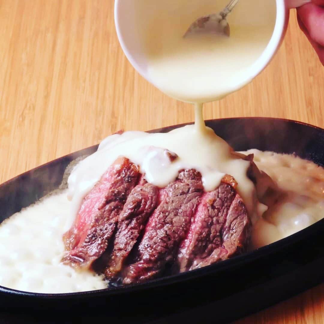 バルセンナリ食堂さんのインスタグラム写真 - (バルセンナリ食堂Instagram)「バル　センナリ食堂です。 【リブロースのステーキ　チーズソースがけ　トリュフの香り】  ステーキに良く合う部位「リブロース」のステーキ🥩 センナリではニュージーランド産の牛肉を使用しています。  そのリブロースをソテーし、熱々の鉄板の上へ。 特製チーズソースには、3種のチーズをブレンドしています🧀🧀🧀  鉄板が熱いうちに、ステーキの上からチーズソースを勢いよくかけたら… 蒸気と共に、ジュワ〜っとチーズとトリュフの良い香りが漂います❣️  ビール🍺や赤ワイン🍷と一緒にどうぞ✨  #金沢片町  #バル #チーズ好きにはたまらない #リブロースステーキ #赤ワインに合う」8月22日 19時42分 - sennari.syokudou