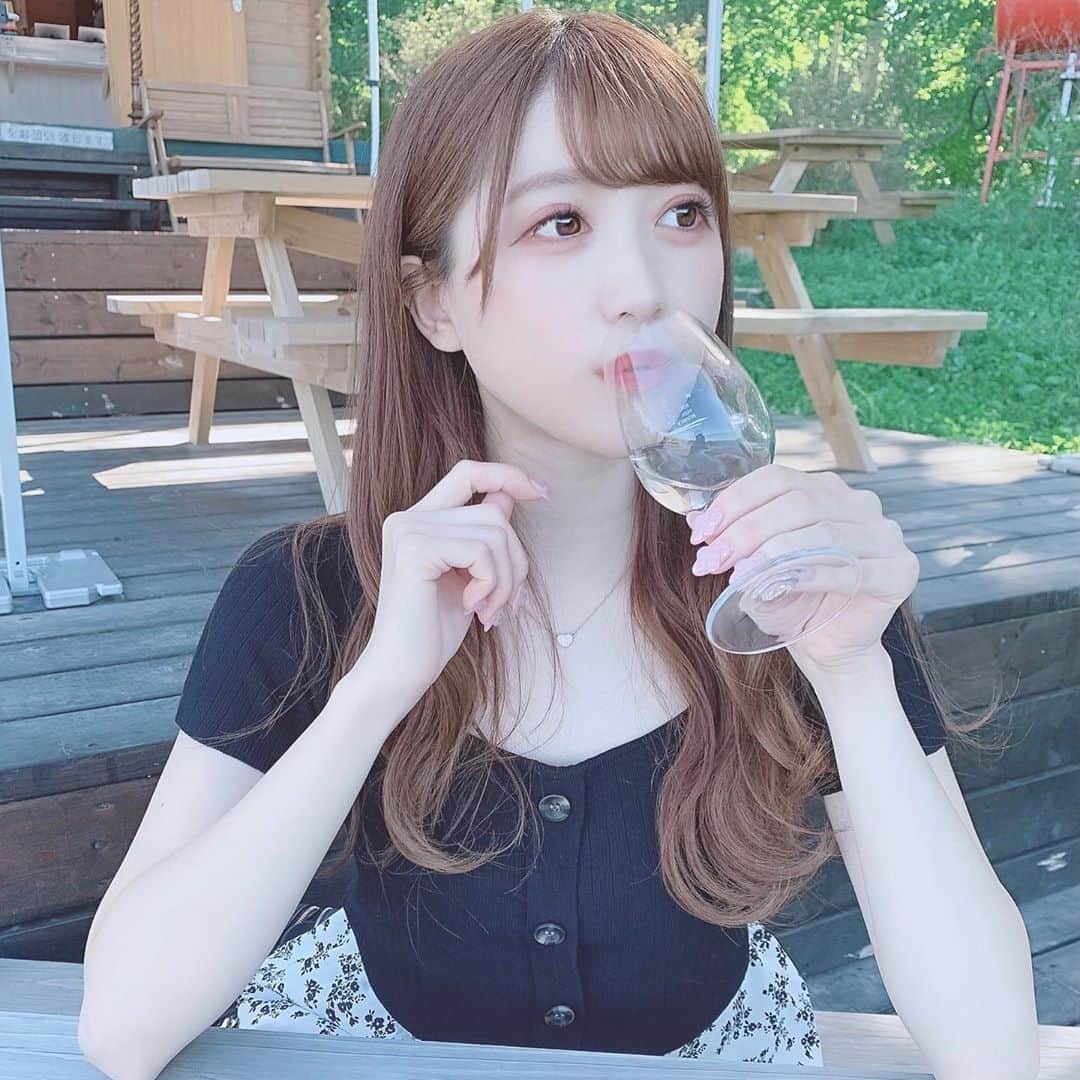 田口未彩のインスタグラム：「🍷✨  ワインたまらん、、 ホットワインが飲みたくなった、  #ワイン　#お酒　#大人コーデ #大人カジュアル　#大人女子　#大人女子コーデ　#ブラウンカラー　#ヘアカラー　#grl #grlコーデ」