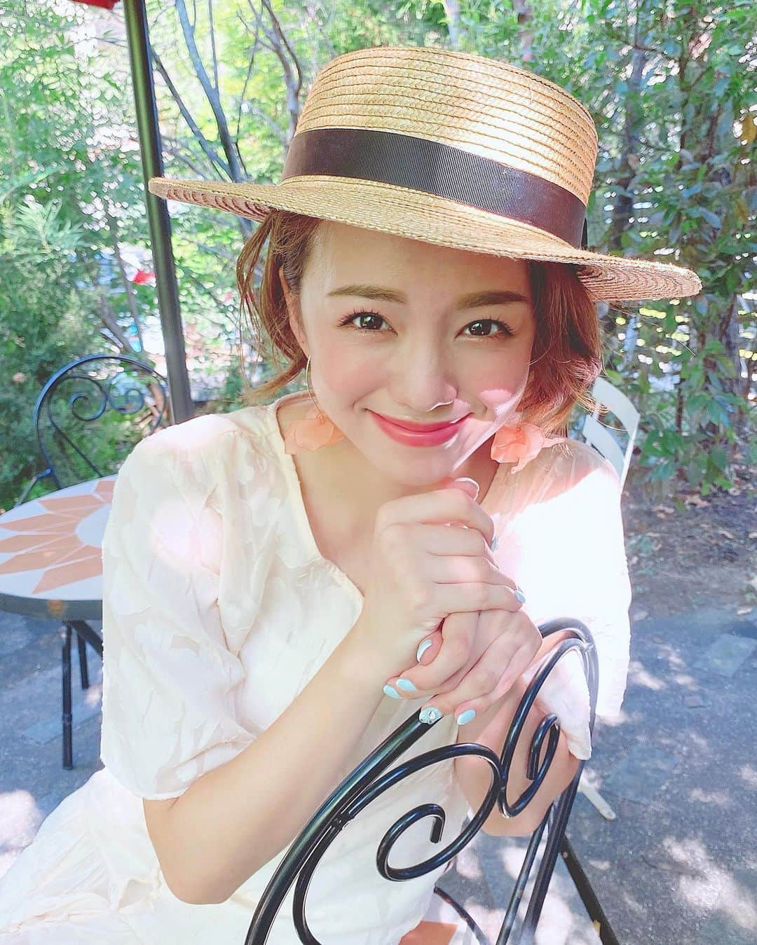 黒田真友香さんのインスタグラム写真 - (黒田真友香Instagram)「カンカン帽に合わせた夏っぽいコーラル系メイク👀💐  明るさと鮮やかさ重視のカラーを使いました☺️  この日つけてる　@diormakeup のリップがめちゃくちゃ可愛いの！  最後にスウォッチ写真と動画載せたから是非見て欲しい🥺  グリッター感あってかなり光沢感強めで、ギラギラ発色する珍しい質感の口紅！  けど唇にのせると自然につやつや唇に見せてくれるので、ちょっと派手にしたい夏メイクにぴったり😍  光沢はオレンジっぽく光るけど、ベースはピンクに近いかも😮  グロス付けてないんだけど写真でも分かるツヤツヤ☺️🌸  @diormakeup  アディクト リップグロウ マックスの204番です💄  #夏メイク#アディクトリップグロウ #ディオールリップ#イエベ春メイク#イエベメイク#夏服コーデ #カンカン帽」8月22日 19時49分 - kurodamayukaxx