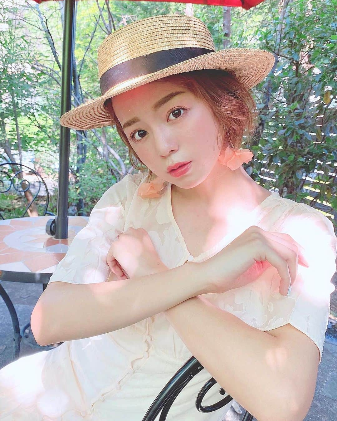 黒田真友香さんのインスタグラム写真 - (黒田真友香Instagram)「カンカン帽に合わせた夏っぽいコーラル系メイク👀💐  明るさと鮮やかさ重視のカラーを使いました☺️  この日つけてる　@diormakeup のリップがめちゃくちゃ可愛いの！  最後にスウォッチ写真と動画載せたから是非見て欲しい🥺  グリッター感あってかなり光沢感強めで、ギラギラ発色する珍しい質感の口紅！  けど唇にのせると自然につやつや唇に見せてくれるので、ちょっと派手にしたい夏メイクにぴったり😍  光沢はオレンジっぽく光るけど、ベースはピンクに近いかも😮  グロス付けてないんだけど写真でも分かるツヤツヤ☺️🌸  @diormakeup  アディクト リップグロウ マックスの204番です💄  #夏メイク#アディクトリップグロウ #ディオールリップ#イエベ春メイク#イエベメイク#夏服コーデ #カンカン帽」8月22日 19時49分 - kurodamayukaxx