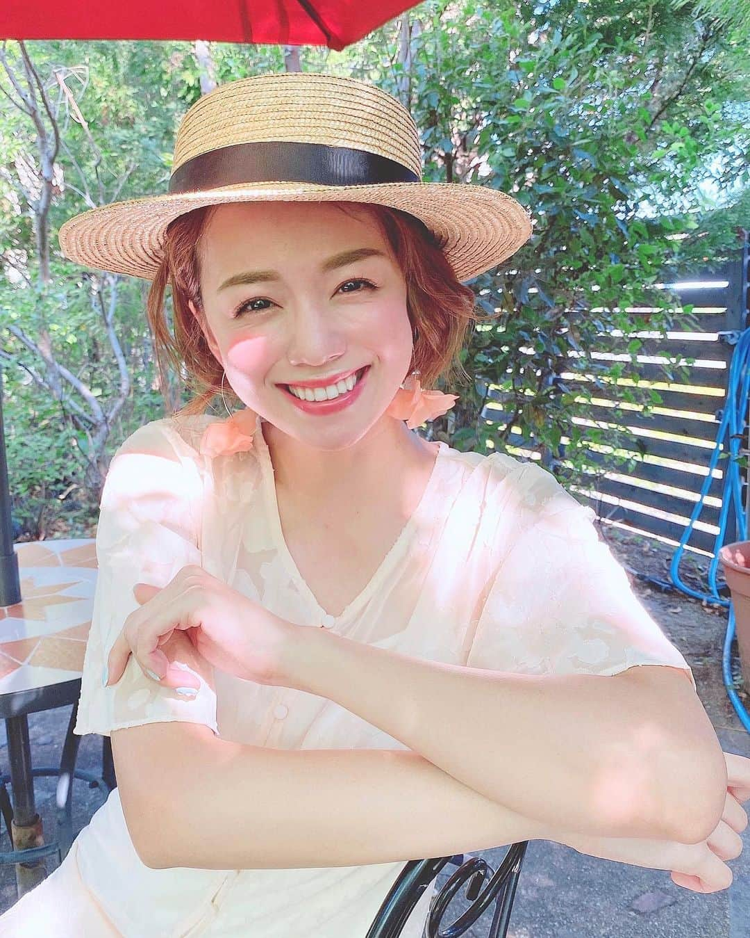 黒田真友香さんのインスタグラム写真 - (黒田真友香Instagram)「カンカン帽に合わせた夏っぽいコーラル系メイク👀💐  明るさと鮮やかさ重視のカラーを使いました☺️  この日つけてる　@diormakeup のリップがめちゃくちゃ可愛いの！  最後にスウォッチ写真と動画載せたから是非見て欲しい🥺  グリッター感あってかなり光沢感強めで、ギラギラ発色する珍しい質感の口紅！  けど唇にのせると自然につやつや唇に見せてくれるので、ちょっと派手にしたい夏メイクにぴったり😍  光沢はオレンジっぽく光るけど、ベースはピンクに近いかも😮  グロス付けてないんだけど写真でも分かるツヤツヤ☺️🌸  @diormakeup  アディクト リップグロウ マックスの204番です💄  #夏メイク#アディクトリップグロウ #ディオールリップ#イエベ春メイク#イエベメイク#夏服コーデ #カンカン帽」8月22日 19時49分 - kurodamayukaxx