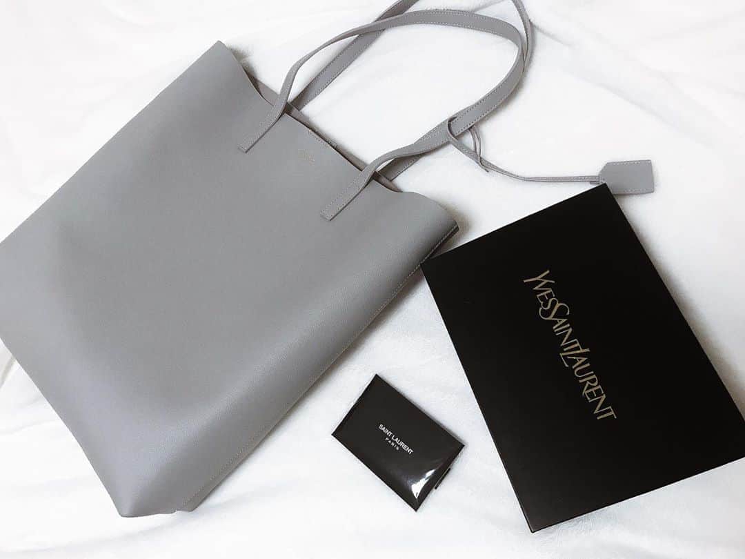 のインスタグラム：「Thank u loves . . #yevssaintlaurent#saintlaurent#cosmeticslovers#fashion#present#thanks#新作トート#遅めの誕生日プレゼント#ありがとう#今年も#頑張ります#嬉しいサプライズ#もっともっと練習します」