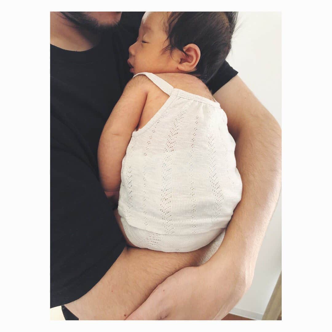 野尻美穂のインスタグラム：「お尻と背中かわいすぎて🦦🤍 #babygirl #0-3の服はもうギリギリ #ひなたん通信」
