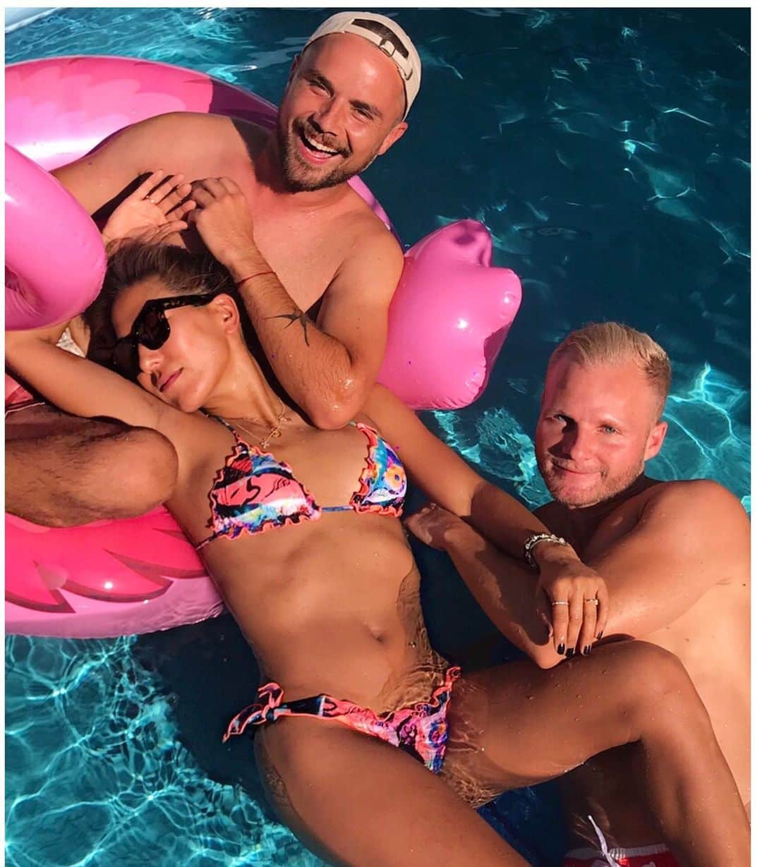 NINA PARKのインスタグラム：「POOLTIME  L.💖.V. E 🦩🍸💦」