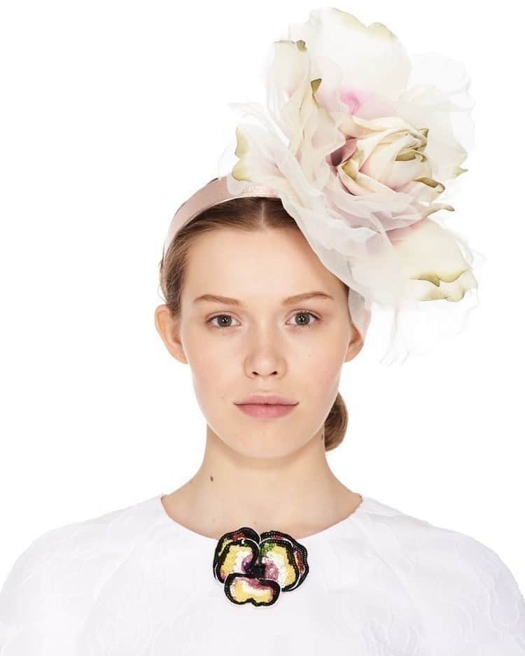 ピアーズアトキンソンさんのインスタグラム写真 - (ピアーズアトキンソンInstagram)「#💐🌷🌹🌺🌸🌼🌻   Pink metallic leather headband with silk rose.⁠⠀ ⁠⠀ #piersatkinson #millinery #hat #hats #headpiece #headdress #headband #milliner #maker #whowantstobeamilliner?!⁠」8月22日 19時55分 - piersatkinson