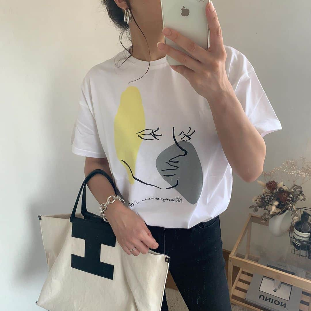 eve_mi_nさんのインスタグラム写真 - (eve_mi_nInstagram)「+ Tシャツにデニムのシンプルコーデ  Tシャツは無地やワンポイントばかり 選びがちだけど、 このイラストの雰囲気がツボでした✨ + + tshirt:@_vacancy_official denim:@uniqlo bag:@iacucci_jp ________________________________________________ #vacancy#ヴァカンシー#イラストTシャツ#ビッグt#iacucci#イアクッチ#モノトーンコーデ#ponte_fashion#locari#uniqlo#ユニクロ#シンプルコーデ#シンプル#大人カジュアル」8月22日 19時57分 - eve_mi_n