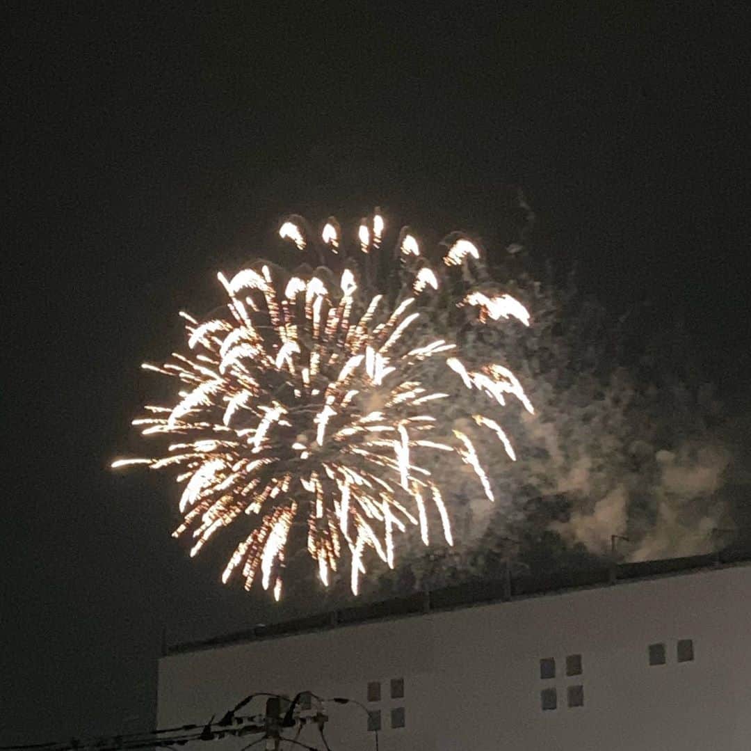 こまけいこのインスタグラム：「花火の音がする？と思ったらベランダからおっきな花火見えた！  すごい！ この距離で観れたの何年ぶりだろう。  たった3分ぐらいだったけど嬉しい気持ちになった。  今地元のニュース見たら、地域の自治体が近くの公園から65発打ち上げたものでした。」