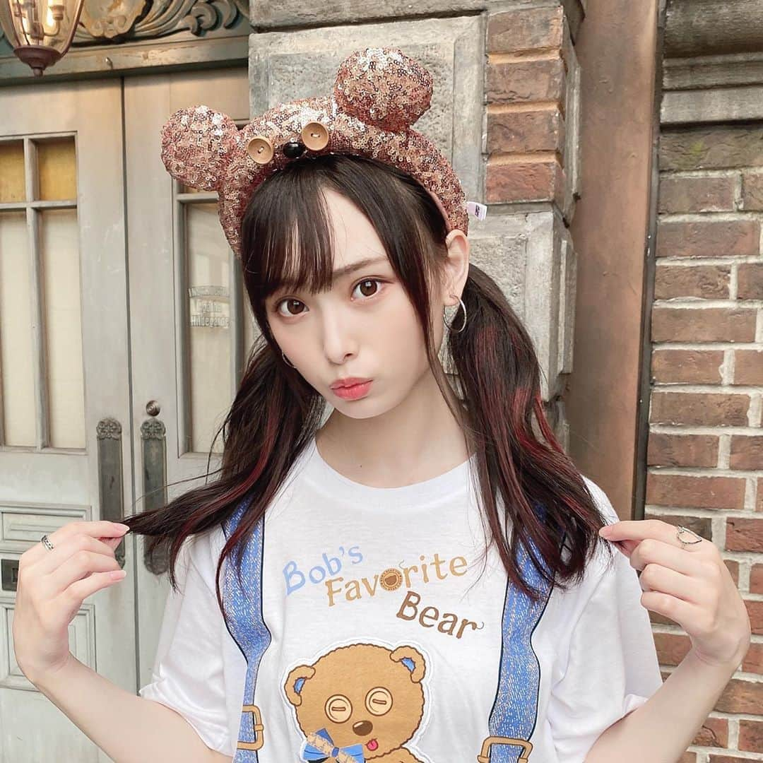 梅山恋和さんのインスタグラム写真 - (梅山恋和Instagram)「💘  おそろコーデで デートしたいね…♡  #usj #ティム #ミニオン #おもち映え  KATEの3Dヘアライナー01 『ヴィヴィッドレッド』 やってみた！ シャンプーしたら取れるよ🧴  （染めては無いです🙅‍♀️）  レッドがいい感じ〜♪」8月22日 20時06分 - cocona_umeyama