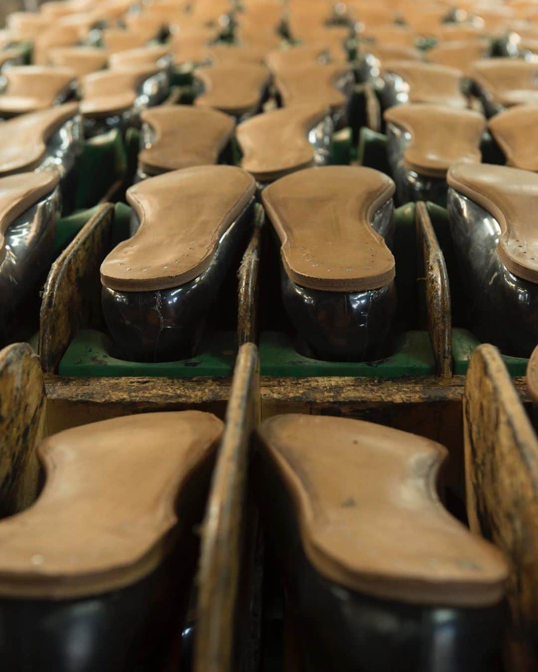 ジェイエムウエストンさんのインスタグラム写真 - (ジェイエムウエストンInstagram)「Sur la route du retour.  __ Heading back to work.  #JMWeston #Craftsmanship #Shoes」8月22日 20時08分 - jmwestonofficial