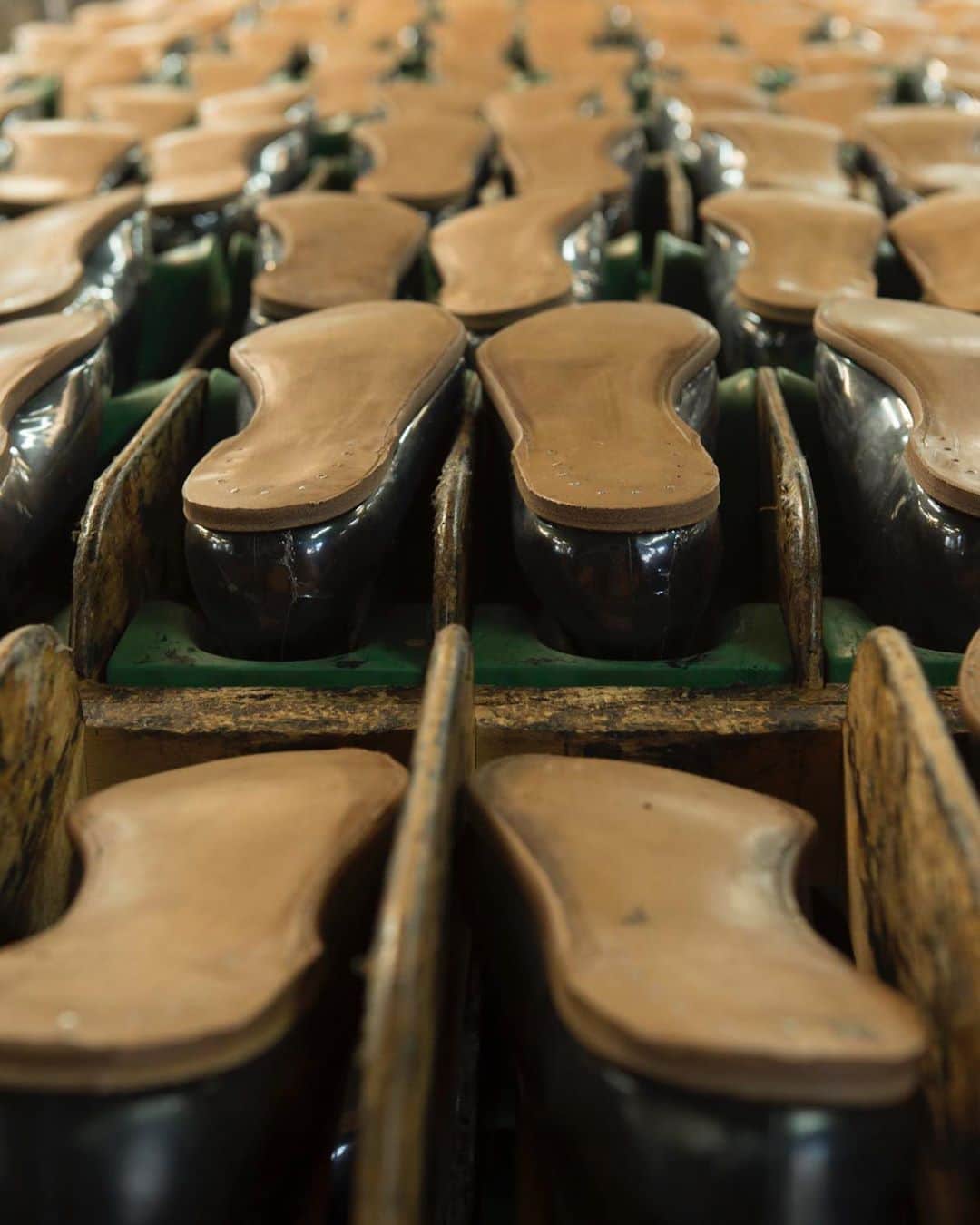 のインスタグラム：「Sur la route du retour.  __ Heading back to work.  #JMWeston #Craftsmanship #Shoes」