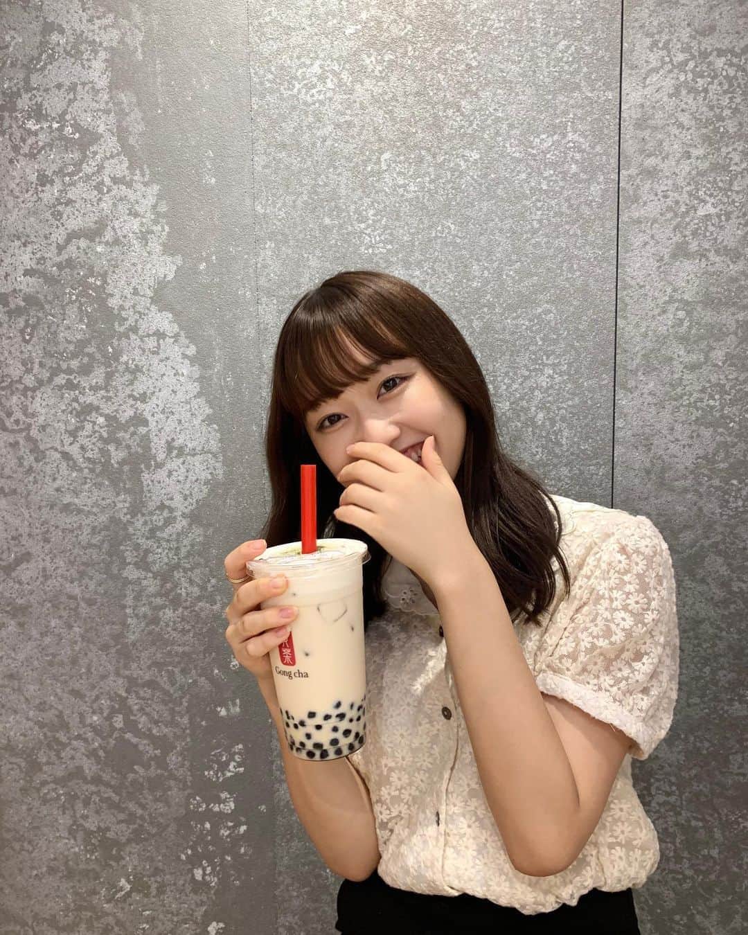 としお理歩のインスタグラム：「今日のお洋服。 @emmyofficial.jp のトップス🦋 . 5ヶ月ぶりにゴンチャを飲みました♡ #りほすたいる」