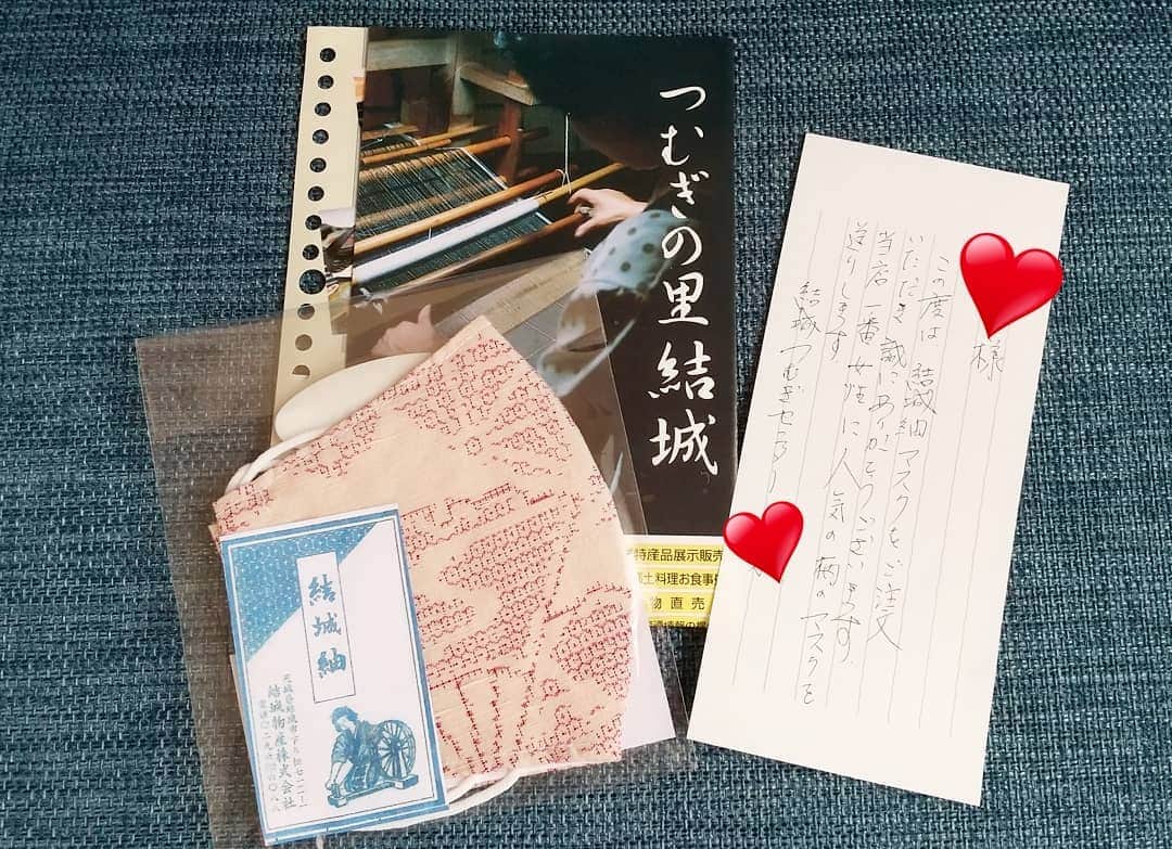 石井優香さんのインスタグラム写真 - (石井優香Instagram)「. . とっても今さらな投稿ですが、 普段使用している#マスク です☺️ . #茨城県 #結城市 の#絹織物 #結城紬 (#ゆうきつむぎ )の マスク😍 . . 注文のため #結城つむぎセンター に電話を掛けた際、 ご担当の方から 「どんな柄が良いですか？」と 聞かれました。 . そこで、 「以前茨城に住んでいて、 茨城が大好きなんです。 なので、いま住んでいる東京で “そのマスクどこの？”と 聞かれたら、 “茨城県の結城紬という…”と 自慢したいんです」 とお伝えしたところ、 「じゃあやっぱり結城紬ならではの 亀甲柄ですね」と😊 そして、 嬉しいメッセージ、#パンフレット とともに こちらのマスクが届きました😌 . 洗濯に自信がないので😂、 メイクで汚さないよう #すっぴん のときに(※眉だけは書きます) 使用させて頂いています😌 (つまりいつも😂) . . いまの私には、茨城県どころか アンテナショップすら行くことが難しいため、 このマスクを着用するたび 嬉しくなります😌 . . . #茨城県#茨城#いばらき #茨城の魅力を伝え隊  #結城紬 茨城にいた当時取材させて頂きました😌 (結城つむぎセンターではありませんでしたが💦) # 特番で結城紬の着物を着させて頂いたことも😌 #懐かしい #😷」8月22日 20時13分 - ishii_yuuka