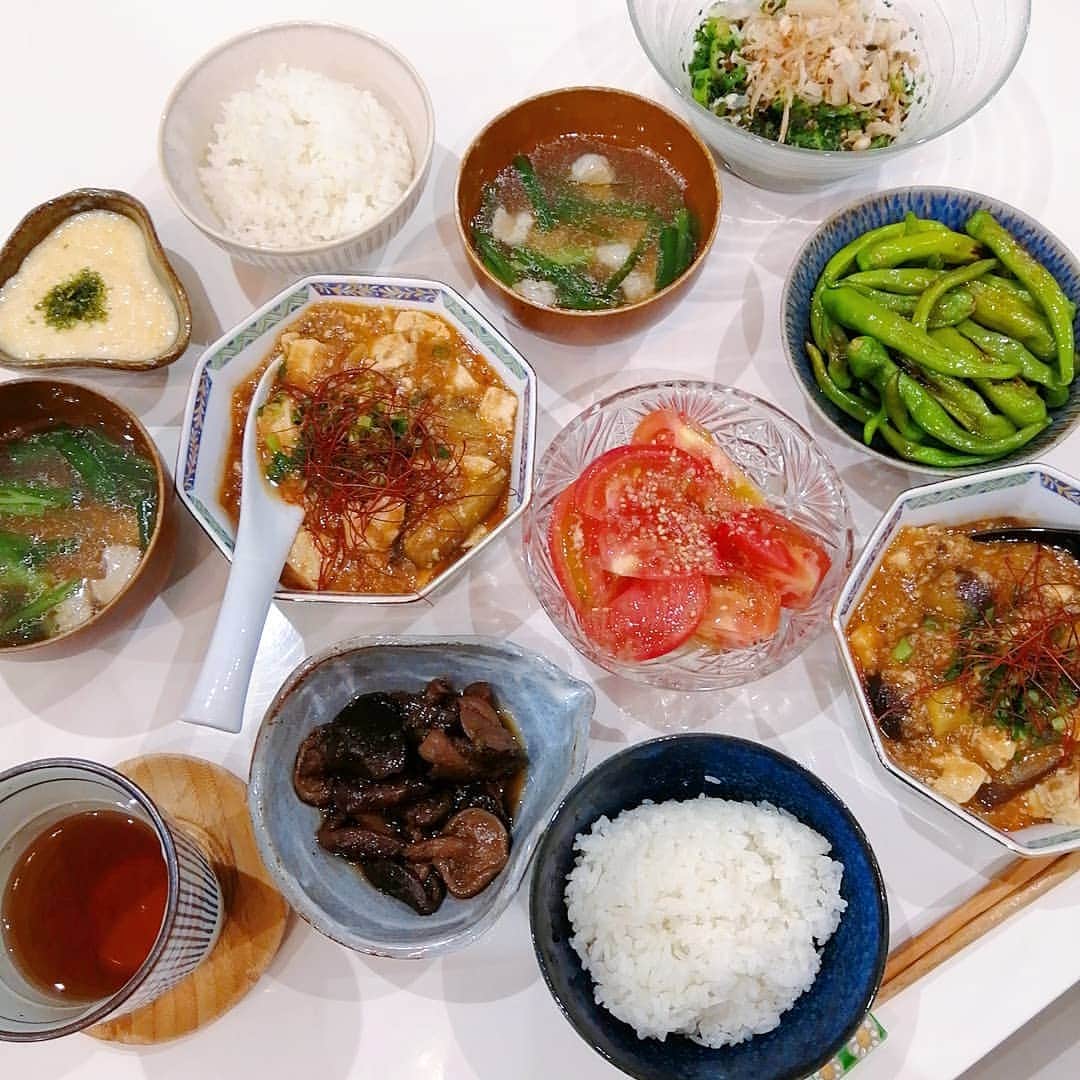 のインスタグラム：「#晩御飯#食費月13000円   私の夏休みも終了〜🍉 贅沢三昧から日常へ戻りきれずにいる(笑) おじいちゃんが来てるから野菜たっぷりおつまみメニュー🥰❤️  麻婆豆腐&茄子 モロヘイヤ&おくら とろろ 椎茸の佃煮 ししとうのバターソテー やみつきトマト モツ鍋風スープ ・ ・ インスタ投稿もお休みして、携帯離れした良い1週間✨ 麻婆豆腐はいつもの花山椒たっぷりレシピ！ ・ ・ 早速今日は🏘の打ち合わせに💃❤️ 全然大変とか面倒くさいより楽しいが勝つ(笑) 5年間考えてこだわりにこだわりまくったものが形になってきているのが本当に嬉しい😭❤️❤️❤️ ・ ストーリーズの買い物投稿すると、DMで私の買い物する店舗をよく聞かれるけど、申し訳ないですがやはり知らない方に生活圏を教えることはちょっと抵抗があるのでご了承下さい😭 私のフォロワーの方は素敵な方が多いけど、なんせ顔の見えないネットの世界なので🙄🙄🙄💦 ・ お店はドラッグストア、ドンキ、業務スーパー、マックスバリュ、あとは地方のスーパーです！ 家の近くにたくさんあるから買い物はすごい楽〜✨ 次建てるところも今の家からそんなに遠くないのは、この買い物の楽さが大きい(笑) ・ ・ #晩ごはん#晩ご飯#夕食#夕御飯#夕食#おうちごはん#節約#節約ご飯#晩御飯#デリスタグラム#デリスタグラマー#クッキングラム#ワーママ#大分#instafood」