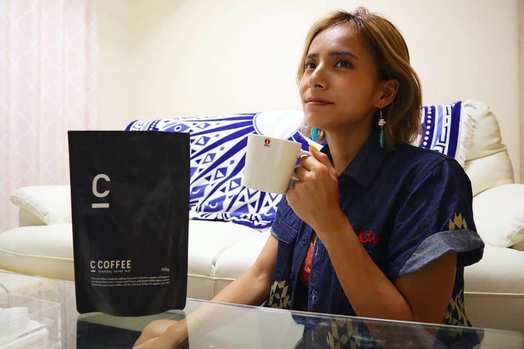 佐野千晃のインスタグラム：「パッケージが可愛いコーヒー☕️みっけた🤤﻿ ﻿ カフェオレにしたら冷たい牛乳にもさっと溶けてめっちゃ美味しい🤤﻿ ﻿ 美味しいのに脂質代謝を高めてくれてダイエットに効果のあるMCTオイルも配合されてるとかなんなの🤤﻿ ﻿ 走った後プロテインに混ぜて飲んだんだけどめっちゃ良いいいぃぃいぃぃいいいい！！！！！﻿ ﻿ #C_COFFEE #Cコーヒー #チャコールクレンズ #チャコールコーヒー #コロナ太り #カフェオレ #プロテイン #美味しい」