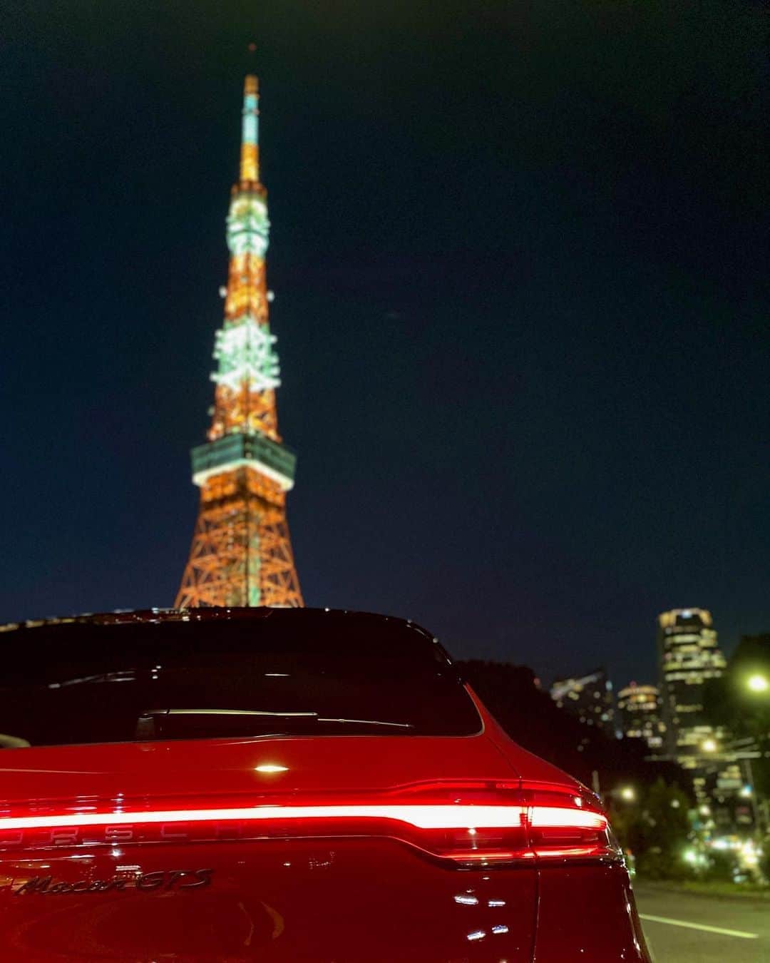 Porsche Japanさんのインスタグラム写真 - (Porsche JapanInstagram)「東京タワー×ポルシェ マカン 晩夏の闇夜に煌々と光るタワーとカーマインレッドのボディーが映えます。  #ポルシェ #Porsche #マカン #Macan #マカンGTS #MacanGTS #夜景 #東京タワー #TokyoTower」8月22日 20時16分 - porsche_japan