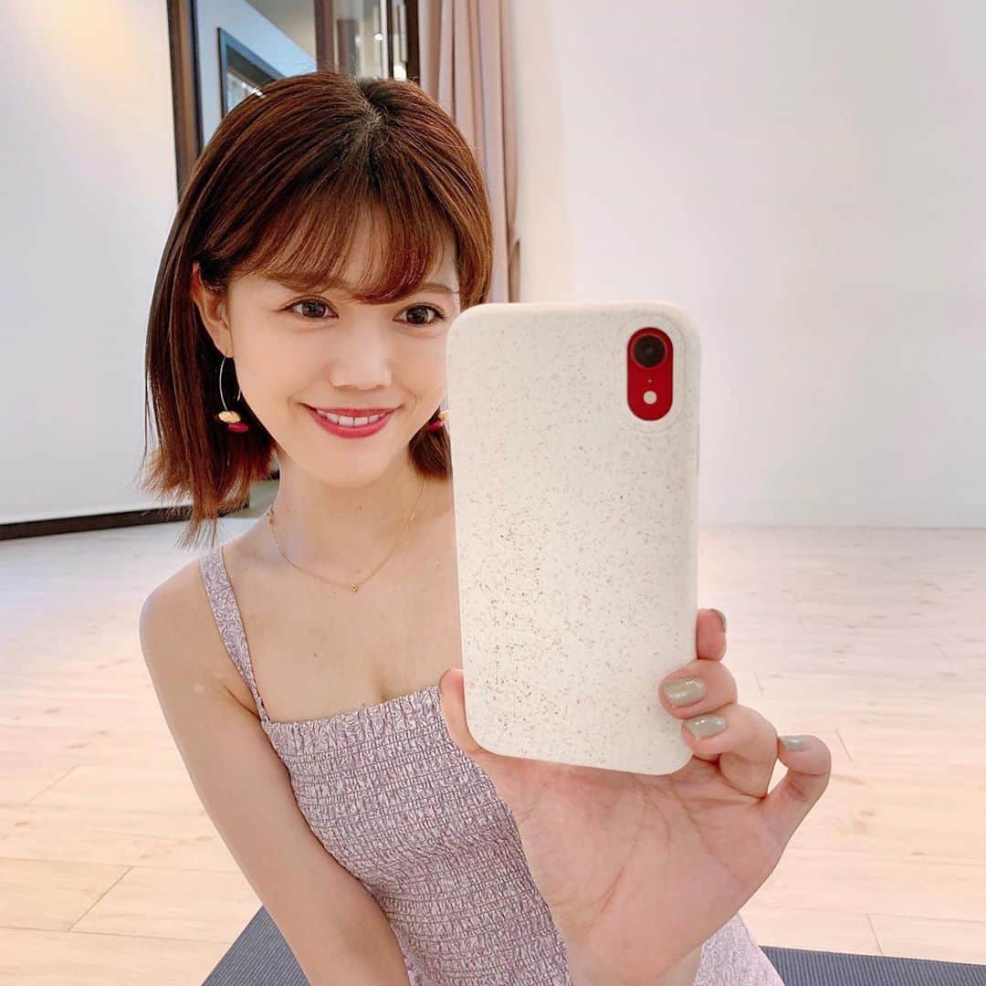 上坂由莉のインスタグラム：「﻿ ﻿ こんばんは🌙﻿ 今日もレッスンありがとうございました🧘‍♀️﻿ ﻿ ﻿ お盆明けでも暑いですね🥵﻿ 明日は久しぶりの雨なので少し気温マシかなぁ🤔🌿﻿ ﻿ ﻿ iPhoneケースも少し涼しくチェンジ🎐﻿ いつも選びがちなピンクはやめてホワイトベージュ🤍﻿ 竹由来の成分で出来た自然に還るエコケース🌍﻿ カスタムで好きな文字を入れれるよ👼﻿ @CASETiFY @CASETiFY_jp﻿ ﻿ ﻿ 明日も朝からバタバタ動きまわります🚃💨﻿ 今日も１日お疲れ様でした😄﻿ ﻿ ﻿ #iPhoneケース #CASETiFY #StateYourCase #CASETiFYCONSCiOUS #yoga #ヨガ #ヨガウェア」