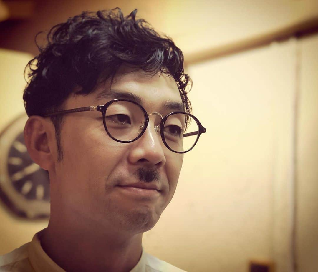 杉本知香さんのインスタグラム写真 - (杉本知香Instagram)「野口英世ヘア。 ラフにすると、どこぞの俳優ぽくて めちゃくちゃ爽やか🤣 あると思います。  #中目黒美容室#野口チョビ世  #天津木村#天津#チョビひげ #エロ詩吟#あると思います #野口英世#完コピ#千円札 #ノンパーマ#癖毛」8月22日 20時18分 - sugimotoc