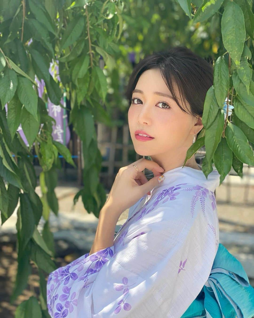 石井里奈さんのインスタグラム写真 - (石井里奈Instagram)「こんばんは✨👘 . 浴衣投稿最終回💕 せっかくだからLINEやインスタのプロフ用の写真撮ろうと気合い入れて綺麗な深緑の葉すだれの中に入ってパシャり📸 . この暑い季節ですがなんだかとっても涼しげで大人な感じで撮れてお気に入りの写真❤️🤳 . たくさん写真を撮ってくれた @kareidayoo ちゃんに感謝です💕 . 明日からずっと投稿したかった7月に訪れていた神戸編をお届けする予定なのでお楽しみに✨😋 . #浴衣 #浴衣女子 #yukata #浴衣ヘア #浴衣ヘアアレンジ #浅草 #浅草グルメ #浅草散歩 #japanesegirl #japanese #visitjapan #おみくじ #浅草観光 #浅草寺 #お祭り #縁日 #夏休み #浴衣アレンジ #浴衣コーデ #浴衣撮影 #女子会 #散歩 #夏コーデ #夏 #ヘアアレンジ #かき氷 #温泉 #温泉旅行 #有馬温泉 #神戸」8月22日 20時28分 - ri7tin1025