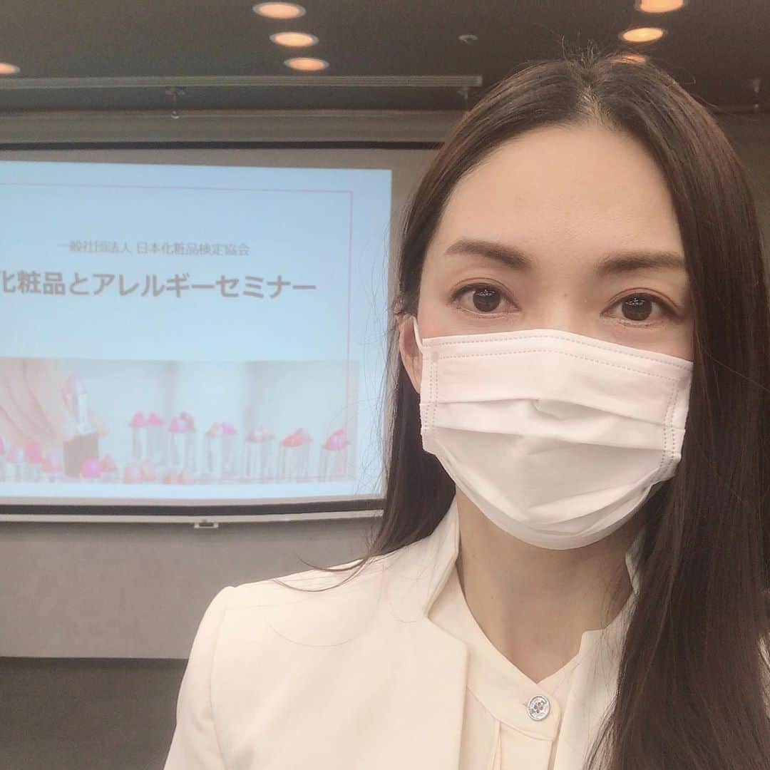小西さやかのインスタグラム：「【化粧品とアレルギーセミナー@名古屋】 今日は、日本化粧品検定協会で化粧品とアレルギーセミナーを開催しました。コロナ感染が問題になって全てのセミナーがオンラインになった中で、はじめての会場開催です。今回は臨床データなど個人情報の関係で会場開催しかどうしてもできないセミナーだったため開催となりました。 . 3月から感染予防対策を練りにねっての開催です。参加者の皆様には事前の健康チェックや行動調査アンケートにも回答いただき、当日も自宅と会場での検温、机は会場側の当協会との2度のアルコール除菌、受付も参加者自ら1人ずつ⚪︎をつけてもらいました。もちろん、会議室もドアを開け、トイレや入口にも間隔開けテープを貼り、スタッフはマスクとフェイスシールド着用。 わたしも東京から行くので直前にPCR検査を受け陰性を確認してからさんかしました。 . オンラインで自宅にいながらの学習もいいですが、先生の講演を直接きけるのはやはり集中力も理解度と違いますね。今日はオンラインでは叶わないさまざまな臨床データの写真も見せていただき本当に勉強になりました。 . 現在、巣篭もり美容が人気となりジェルネイルを素人が自分でやるのも流行っているのですが、そこに注意点が！ジェルネイルの重合が完全にできていない手で目など顔をさわったときに顔がまっかになる皮膚炎を起こしてしまうことが問題になってきているそうです。 . 詳細をまた、協会からレポートして会員さんにも共有できたらと考えています。 . ご参加いただいた皆様、ありがとうございます。ご不安だった点などございましたら遠慮なく教えてくださいね。 . 今後も、オンライン講座や冊子など、学べる機会を可能な限り提供し続けたいと思います。 #コスメコンシェルジュ #日本化粧品検定　#化粧品検定#化粧品検定1級 #化粧品検定2級 #化粧品検定3級 #アレルギー　#アトピー  #皮膚炎　#皮膚炎治療　#皮膚炎改善 #アレルギー対策 #アレルギー性皮膚炎 #アトピー性皮膚炎 #敏感肌　#敏感肌スキンケア #敏感肌コスメ #ドゥーエ　#資生堂#コスメコンシェルジュ」