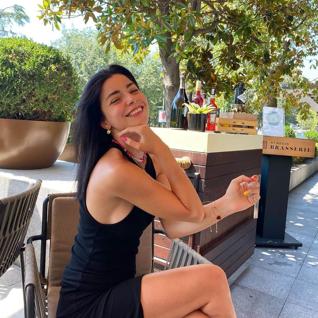 Merve Boluğurのインスタグラム：「Gülümse dedi ve çekti🎬 Photo credit 📸 @dsibellll」