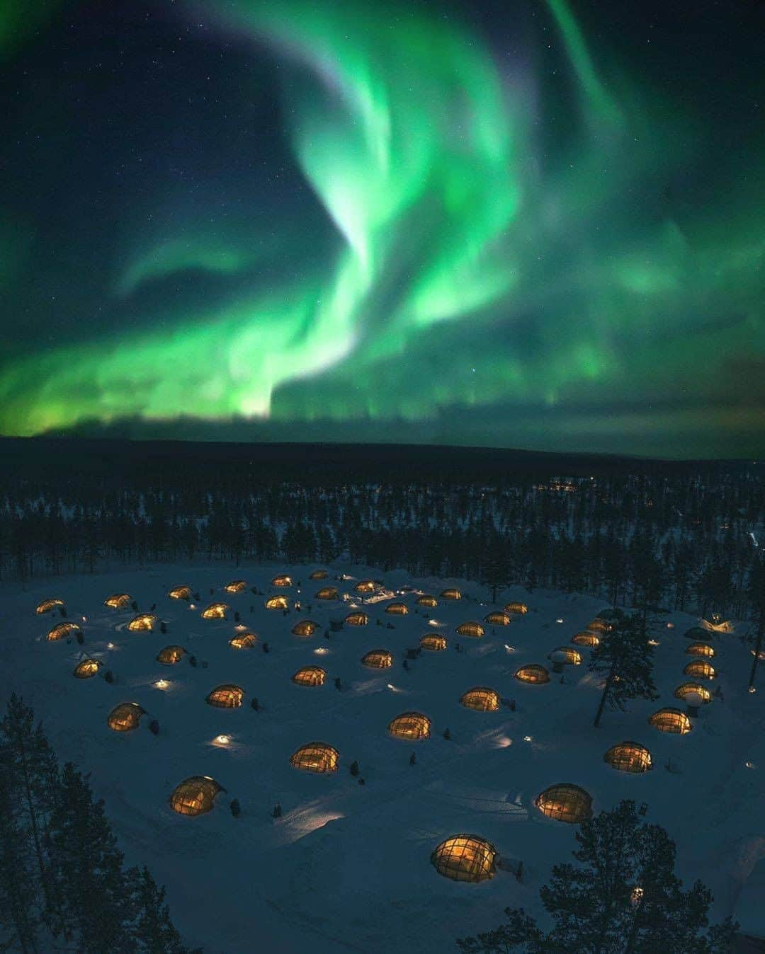 Discover Earthさんのインスタグラム写真 - (Discover EarthInstagram)「The most beautiful Northern loghts !  Have you ever seen some ? 🇫🇮 #discoverlapland with @harimaolee  #northernlights #greenlights #lapland」8月22日 20時30分 - discoverearth