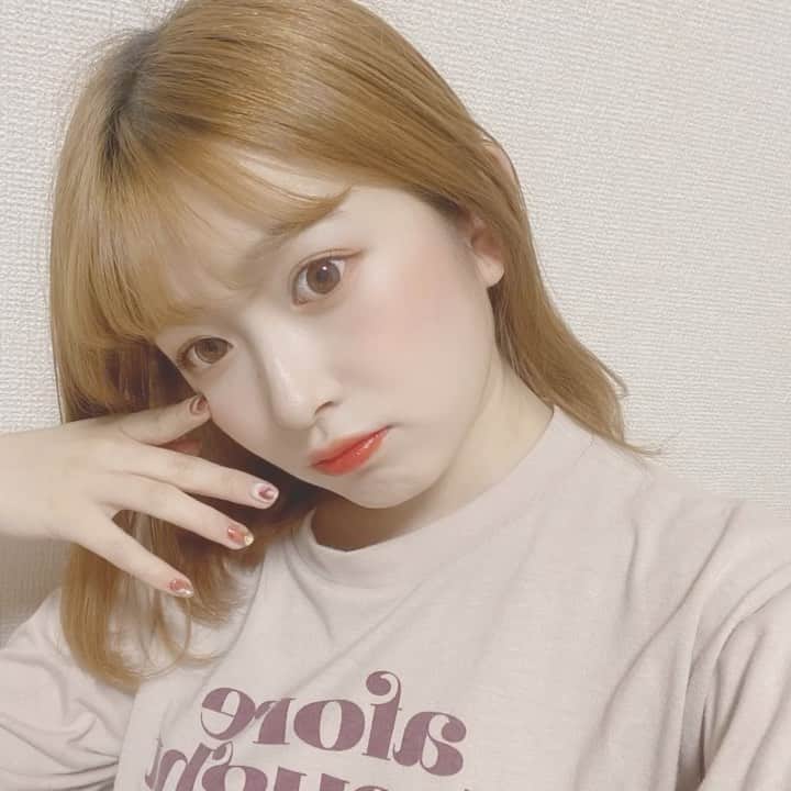青木菜花のインスタグラム：「.﻿ .﻿ いつも使っているシャンプーDianeから新登場！﻿ シャインシャインのシャンプーとヘアオイルミストを使ってみたよ🌷﻿ ﻿ ミストは初めて使ってみたけど﻿ 匂いも凄く良い香りで、髪が広がりやすいんだけどまとまりもよくて、、！😳﻿ 直接髪にシュッとできるから、手もベタつかず便利だなって思った！﻿ ﻿ ツヤ髪にしてくれていい感じ〜☺️﻿ .﻿ .﻿ #ダイアン﻿ #モイストダイアン﻿ #パーフェクトビューティー﻿ #ミラクルユー﻿ #シャインシャイン﻿ #プリズムリペア﻿ #ツヤ髪﻿ #sponsored #シャンプー #リンスー #instalike #instagood #l4l」