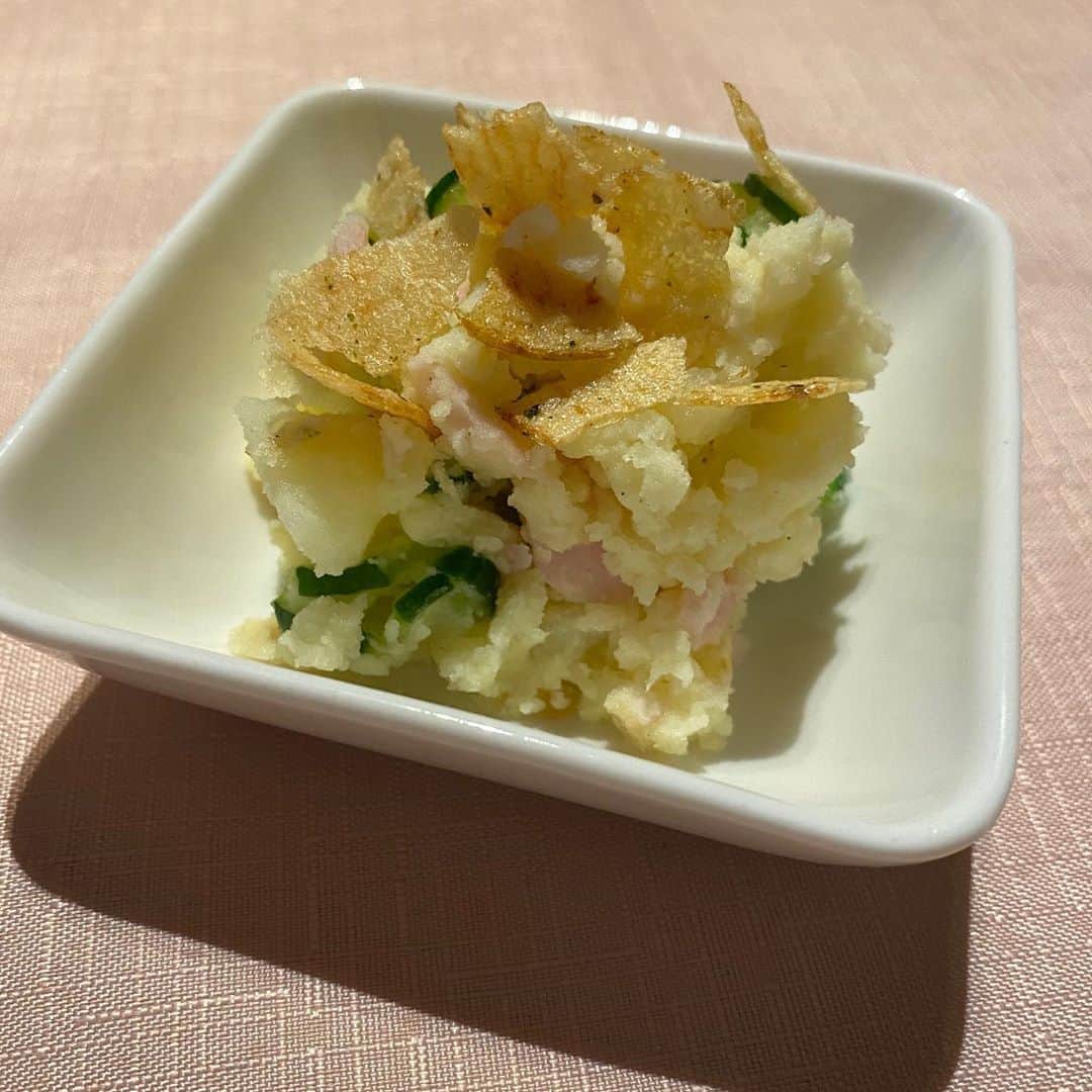 希山愛さんのインスタグラム写真 - (希山愛Instagram)「* 湖池屋と宗像市のコラボ商品 「JAPANプライドポテト宗像」の アレンジレシピにチャレンジしました✨  グラタンとポテトサラダを作りました！  グラタンは写真に簡単なレシピを載せてます！  ポテトサラダは普通に作って、 砕いたポテトチップスを混ぜました(笑)  ぜひ、皆さんも #むなかたギョギョ #アレポテチャレンジ チャレンジしてみてくださいね🌱  #宗像 #宗像市観光大使  #希山愛 #ばってん少女隊」8月22日 20時41分 - kiyama_ai_official