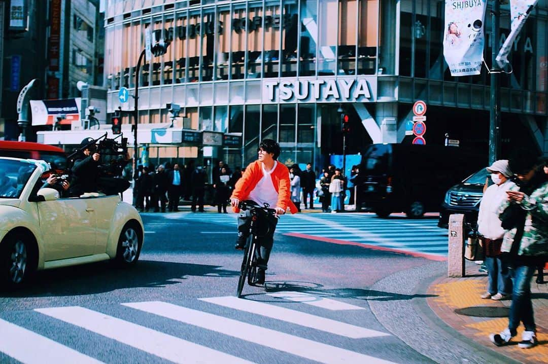 田辺駿一のインスタグラム：「謎のワーゲン軍団に追われる田辺 @渋谷スクランブル交差点  #blueencount  #ブルエン #２年前のMV撮影の時のやーつ #このあと同じとこを5周くらい走らされてめっちゃ恥ずかったやーつ」