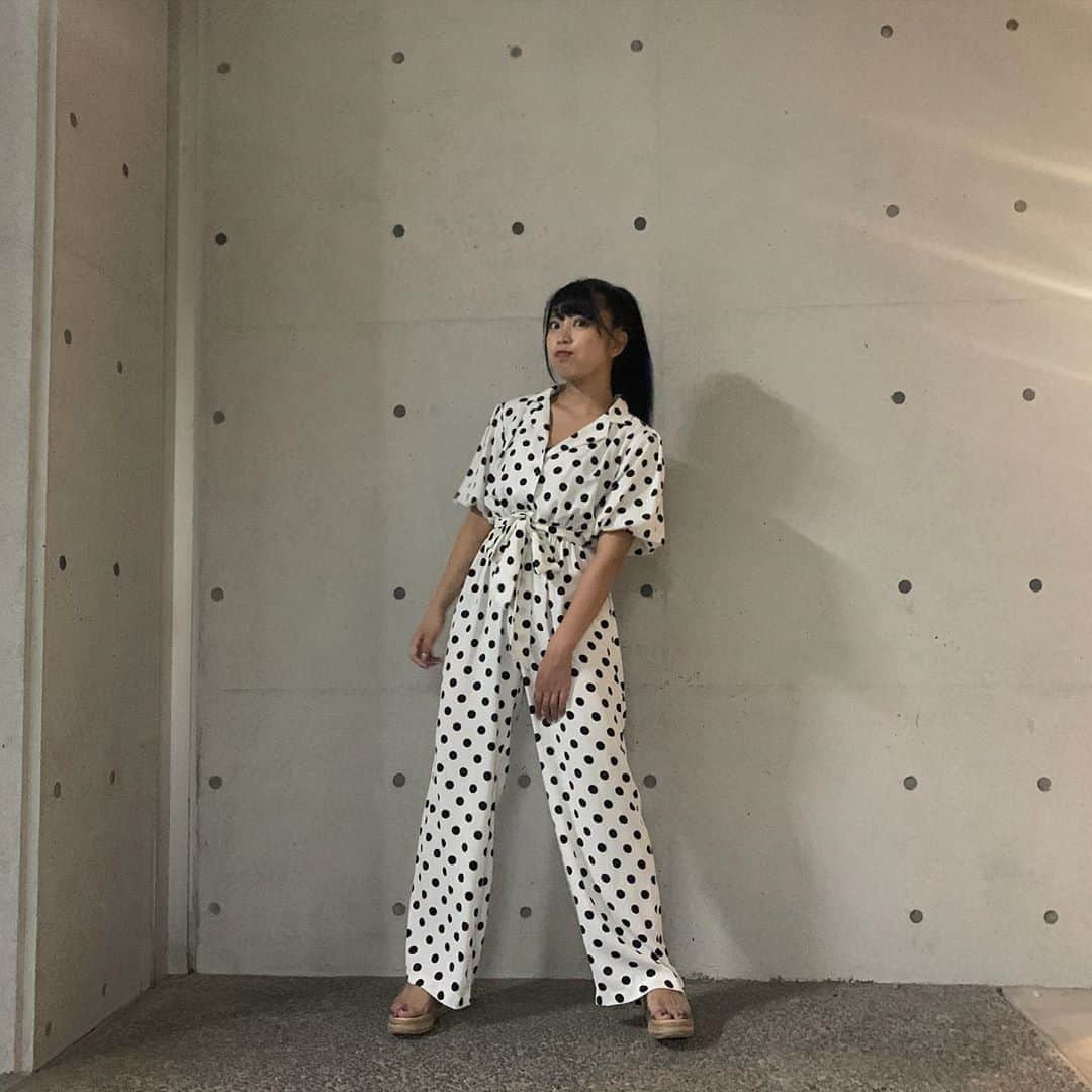 EON（梶野恵園）のインスタグラム：「﻿ ﻿ ﻿ ママのですが気に入ってめちゃくちゃ着てます﻿ ﻿ ﻿ ﻿ ドットマンです﻿ ﻿ ﻿ ﻿ ﻿ #ootd #ootdfashion #code #codenate #instafashion #today #todayscode  #えおんのええ私服 #しかしママのやつ」