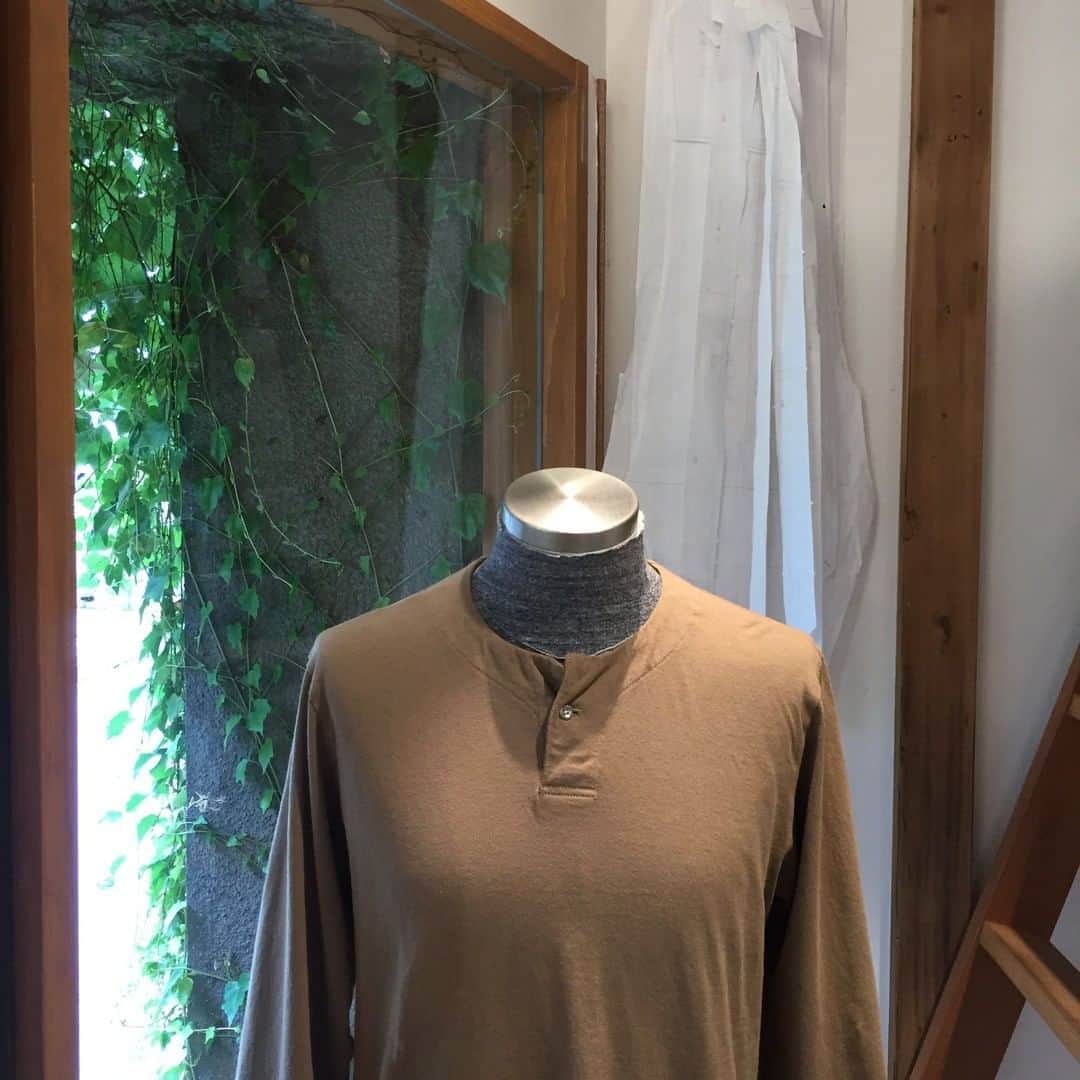 Jackmanさんのインスタグラム写真 - (JackmanInstagram)「「LONG SLEEVES」﻿ ﻿ This T-shirt was made primarily from USA cotton produced along the Mississippi River Basin. Using a method known as air spinning, the material is made by spinning cotton thread with a variable width of between 13mm–33mm. This spinning method creates a rough feel and unique crispy texture, since the torque on the outside of the yarn is strong and the inside is weak.	 It adopts unique details such as a rounded neckline similar to a baseball uniform, single button re-processing the colour with paint and just slightly short sleeve length, and has a real sense of presence even when worn as a single layer.	  +++﻿ ﻿ Jackman﻿ 2-20-5 Ebisu-minami, Shibuya-ku, Tokyo﻿ +81 3-5773-5916﻿ ﻿ Weekday : 11am-7pm﻿ Weekend : 10am-6pm﻿ ﻿ #jackman_official #factorybrand #madeinjapan #madeinfukui #ivywall #longsleeves #jm5013」8月22日 20時50分 - jackman_official