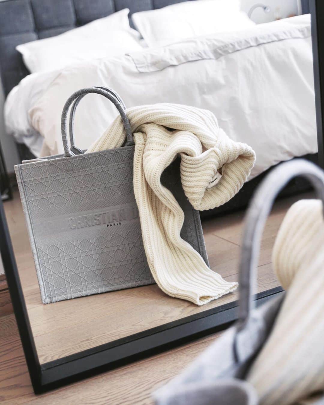 Christoffer Chengのインスタグラム：「Neutral tones 🖤🤍 Another one bites the dust 🙈@dior @cerruti1881」