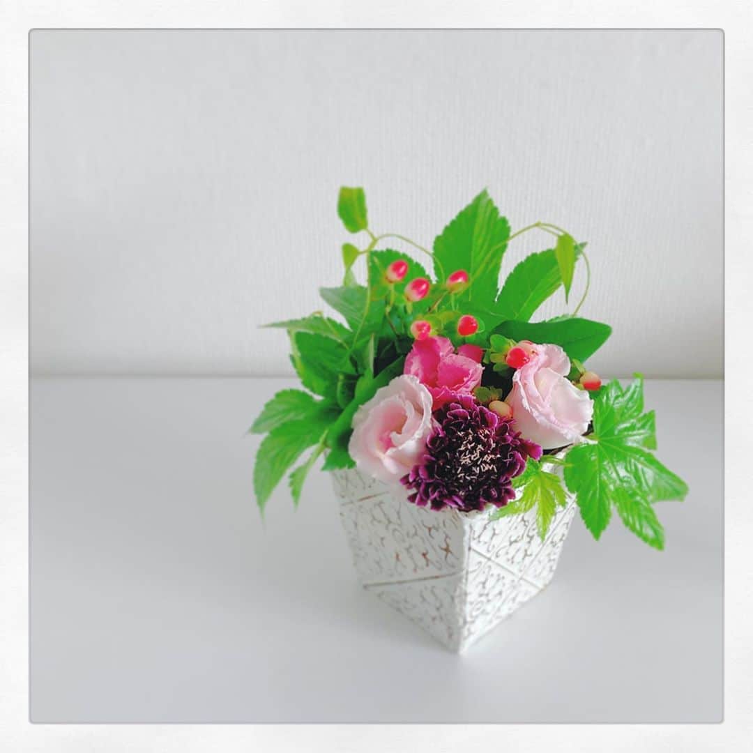 のインスタグラム：「💐 暑い中でも、 幾分カラリとした暑さに 変わってきたような・・・ というのは気のせいでしょうか。 お盆を過ぎると、 夏も折り返しだなあという気になります😊 . #花撮り　#花のある暮らし #花を楽しむ #フラワーアレンジメント #花を飾る #日々の暮らし #flowerstagram #flowerlovers #花時間」