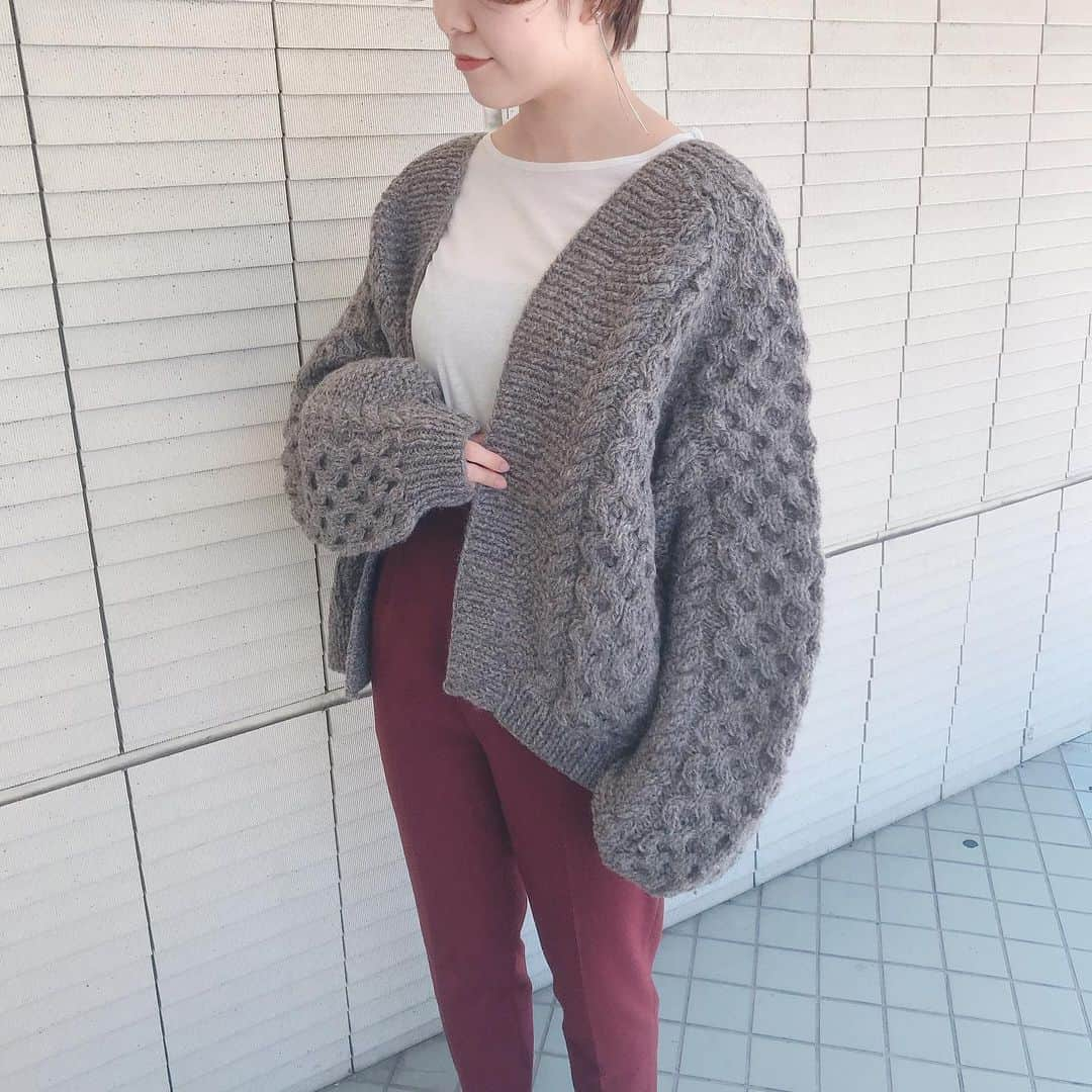 TIENS ecouteさんのインスタグラム写真 - (TIENS ecouteInstagram)「【New Arrival】﻿ ﻿ 昨年も人気のハンドニット。ネパールで時間を掛けて編まれた手編みのニットは1点1点風合いが違いハンドニットならではの暖かみがあります。﻿ ﻿ 袖のボリューム感が今期らしくバランスが可愛いです❤︎﻿ ﻿ ハンドニットカーディガン¥17,000+tax」8月22日 21時02分 - tiensecoute