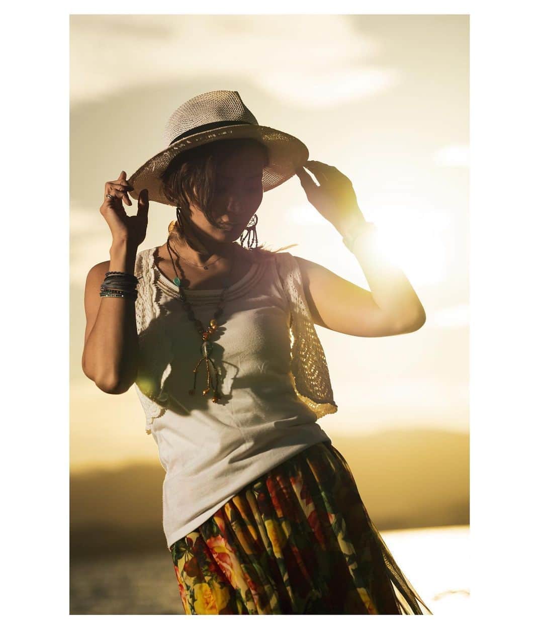 真矢さんのインスタグラム写真 - (真矢Instagram)「・﻿ ・﻿ 最近陽が落ちるの早くなったと思わない？﻿ ﻿ 夏が終わるようで、すごく寂しい気持ちになる😞﻿ ﻿ ﻿ ﻿ ﻿ Model : MAYA﻿ Photo : Yusuke Origuchi﻿ ﻿ ﻿ ✴︎﻿ ✴︎﻿ #portrait #photoshoot  #biwako #琵琶湖 #sunset #goldentime  #model #maya #真矢 @smile_mayaya  #photographer #yusukeoriguchi #折口祐介 @tetsu24_rd」8月22日 20時56分 - smile_mayaya